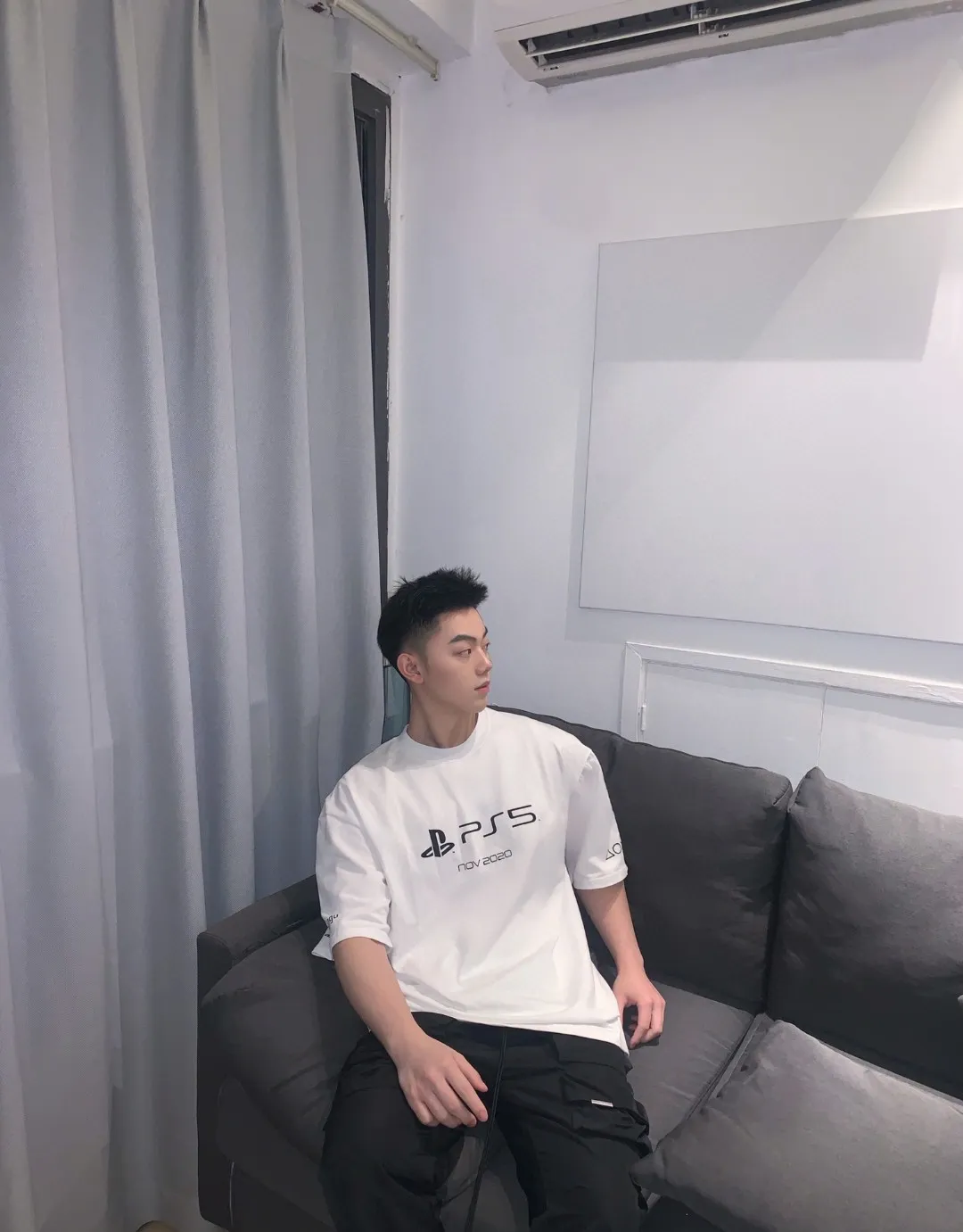 ♻️💯Reference model picture for the upper body❤️The top tested version BALENCIAGA 21SS PS5 collaboration pure cotton short-sleeved TEE for men and women couples. The fabric uses 260 grams of double yarn cotton smooth fabric. Three-dimensional tailoring. Full drape. The fabrics are all washed and pre-shrunk. Will not shrink after washing. Not easy to deform. Does not fade. Comfortable and breathable. Custom-dyed threads. Full set of customized accessories. Printing uses glue printing technology imported from Japan. The fine texture is integrated with the fabric. A novel and interesting design. The PS5 game buttons are printed on the clothes. As a very good-looking Balenciaga collaboration model, the OverSize version is recommended. Size: XS-L Color: Black White P: 240