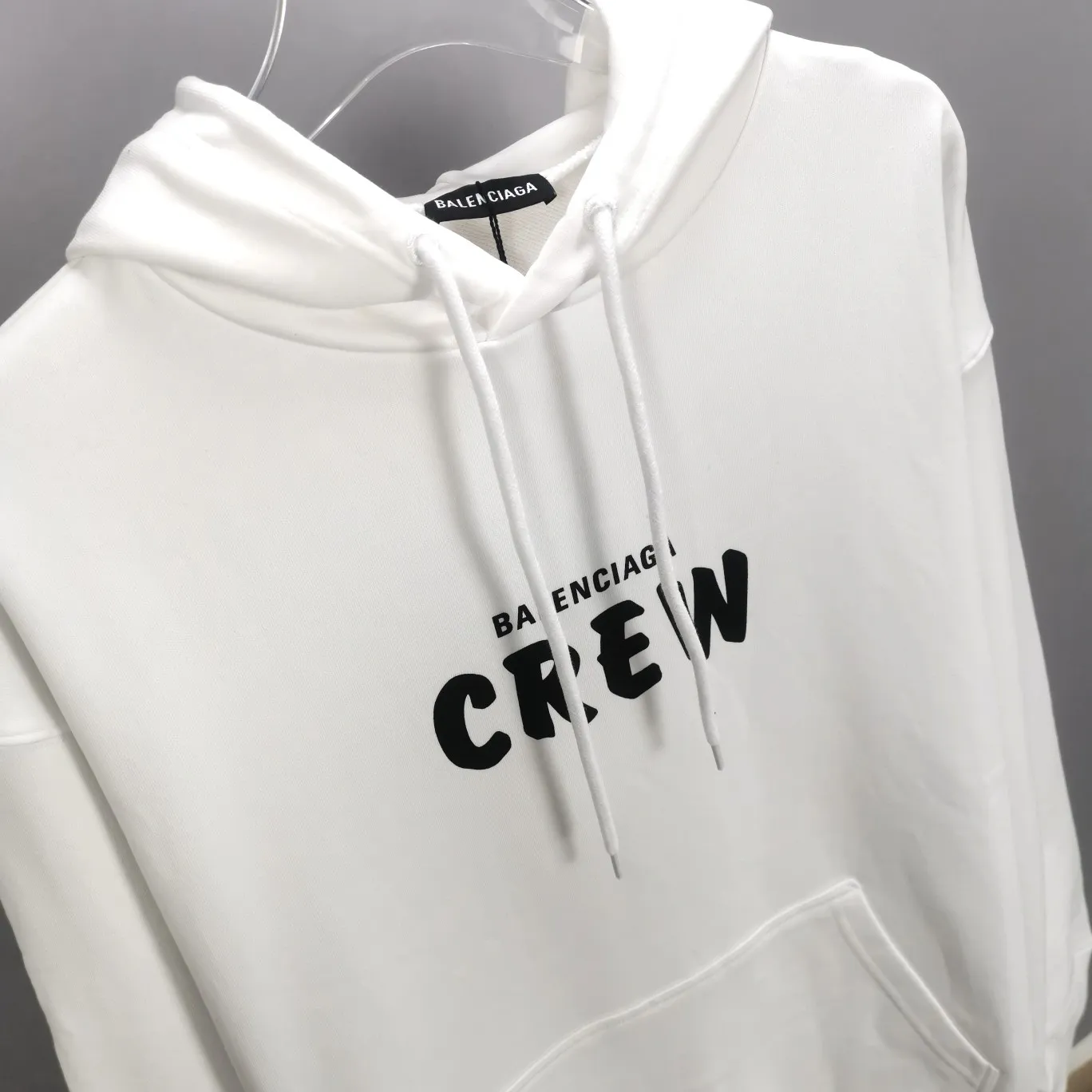 The top tested version BALENCIAGA Balenciaga CREW staff limited edition for male and female couples star autumn and winter pure cotton hoodie sweatshirt hooded as a Balenciaga 20th anniversary employee limited short-sleeve, full of Parisian feelings, highly recommended! ! The letters on the chest are also very simple and elegant, and the shape is super OS. The whole dress has been washed, and the 480g combed cotton terry fabric is very textured and you can touch it! High-definition imported glue and high-coverage screen printing on the chest, the dots are very precise. Color: Peach Pink Lemon Yellow Black White Size: XS-L P:430