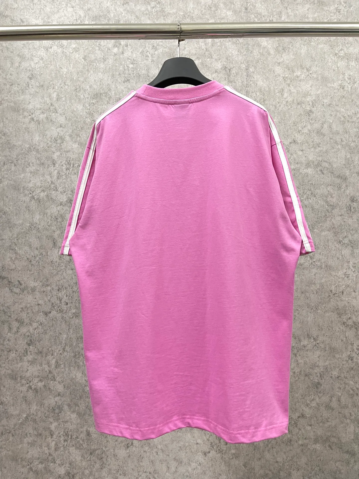 🅿️186 Real photos [Top version. Official website quality] BALENCI*GA/Paris co-branded Adidas three-leaf clover three-stripe LOGO embroidered short-sleeved T-shirt# The fabric is made of Paris ZP custom-woven and dyed cotton double yarn. Weighing 260 grams, the cloth surface is clean. The cloth pattern is clear, soft and comfortable. The threads are dyed with no color difference. The classic pattern embroidery uses imported embroidery, and the letters are clear, three-dimensional and without rough edges. Jubie market produces pictures based on pictures. Welcome to compare. The version adopts OS loose shoulder design. Same style for men and women. Coding: BL223018 Color: black, white, blue, pink, red, royal blue Size: XS to L