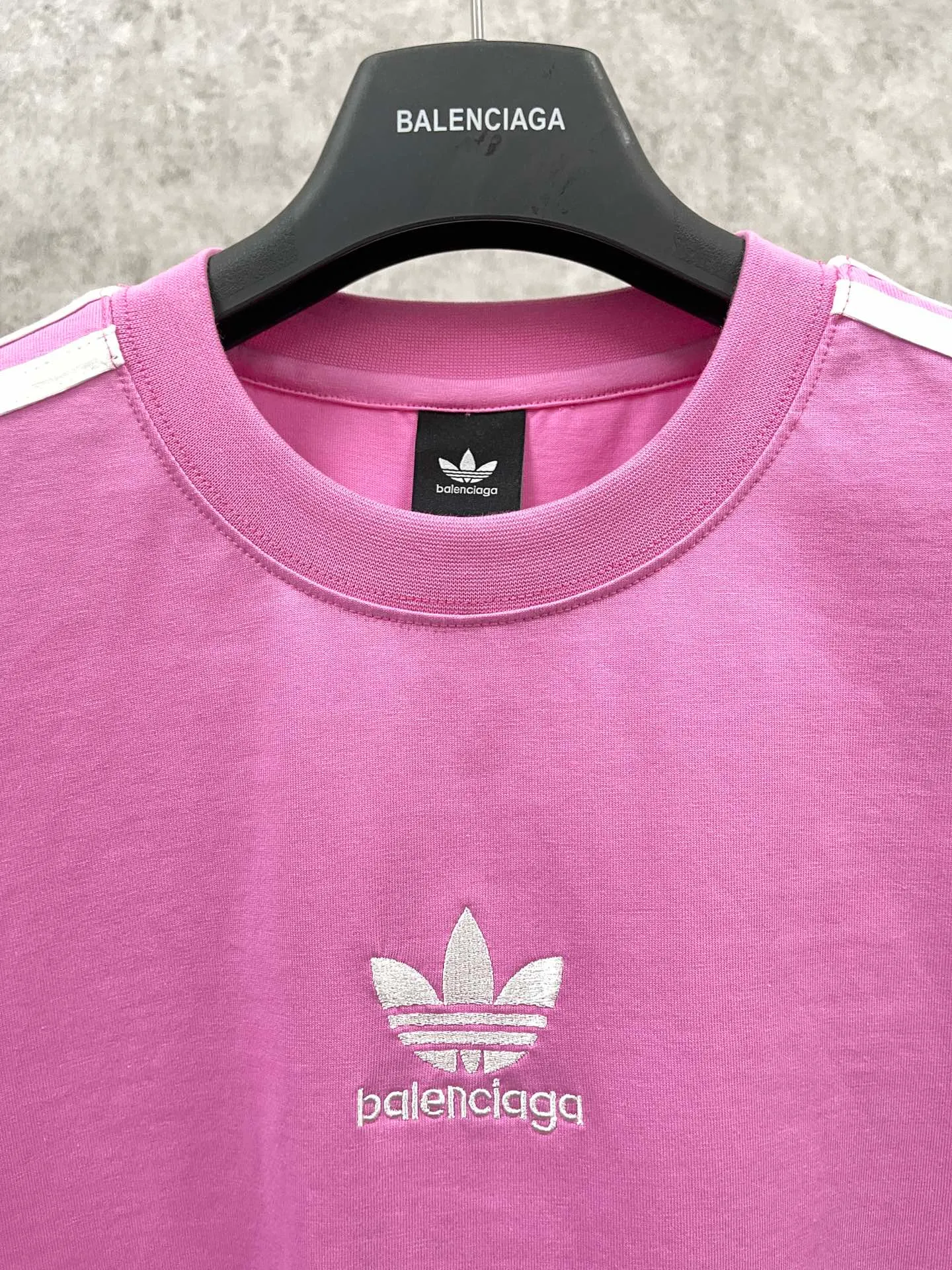 🅿️186 Real photos [Top version. Official website quality] BALENCI*GA/Paris co-branded Adidas three-leaf clover three-stripe LOGO embroidered short-sleeved T-shirt# The fabric is made of Paris ZP custom-woven and dyed cotton double yarn. Weighing 260 grams, the cloth surface is clean. The cloth pattern is clear, soft and comfortable. The threads are dyed with no color difference. The classic pattern embroidery uses imported embroidery, and the letters are clear, three-dimensional and without rough edges. Jubie market produces pictures based on pictures. Welcome to compare. The version adopts OS loose shoulder design. Same style for men and women. Coding: BL223018 Color: black, white, blue, pink, red, royal blue Size: XS to L