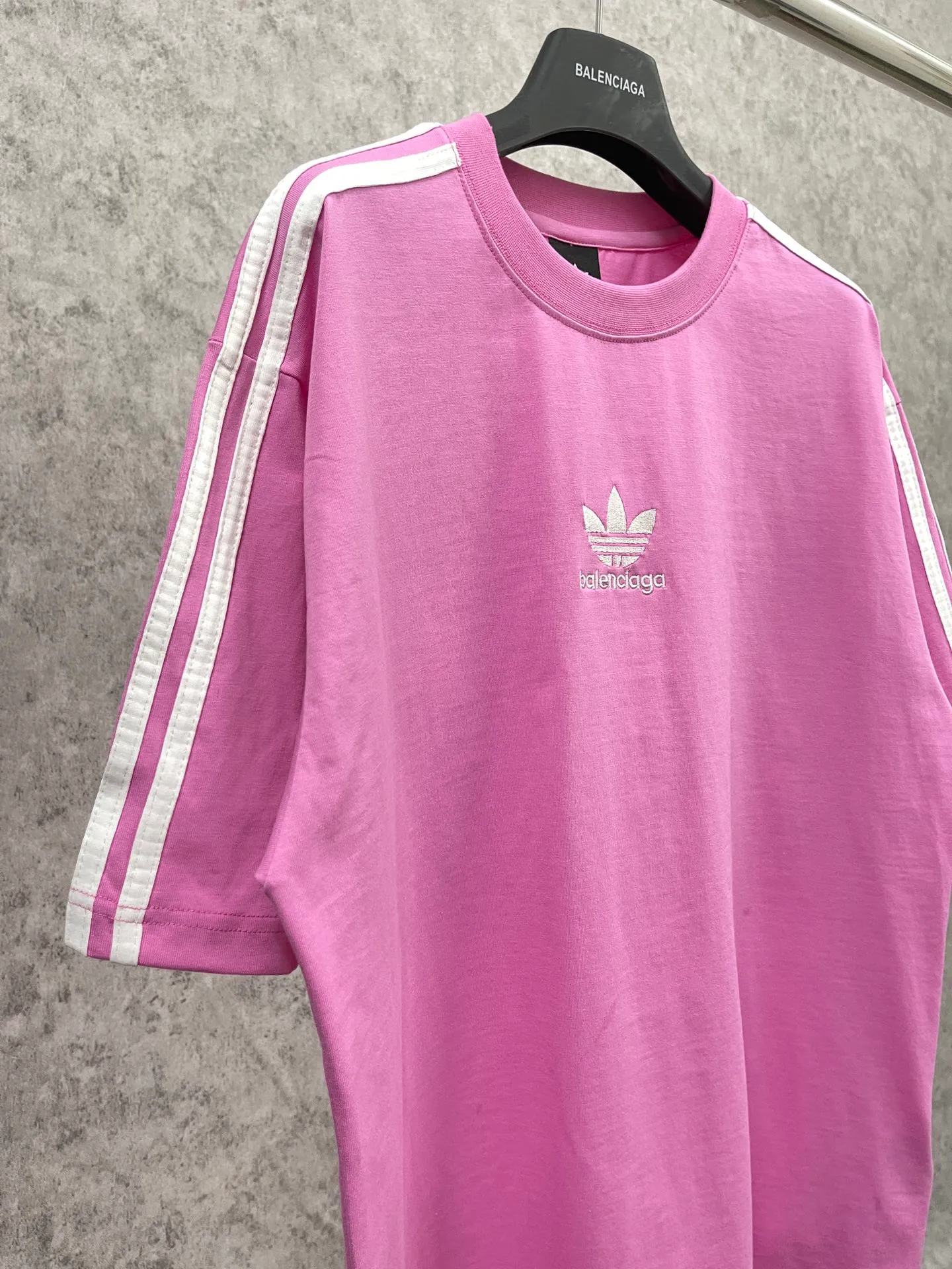 🅿️186 Real photos [Top version. Official website quality] BALENCI*GA/Paris co-branded Adidas three-leaf clover three-stripe LOGO embroidered short-sleeved T-shirt# The fabric is made of Paris ZP custom-woven and dyed cotton double yarn. Weighing 260 grams, the cloth surface is clean. The cloth pattern is clear, soft and comfortable. The threads are dyed with no color difference. The classic pattern embroidery uses imported embroidery, and the letters are clear, three-dimensional and without rough edges. Jubie market produces pictures based on pictures. Welcome to compare. The version adopts OS loose shoulder design. Same style for men and women. Coding: BL223018 Color: black, white, blue, pink, red, royal blue Size: XS to L
