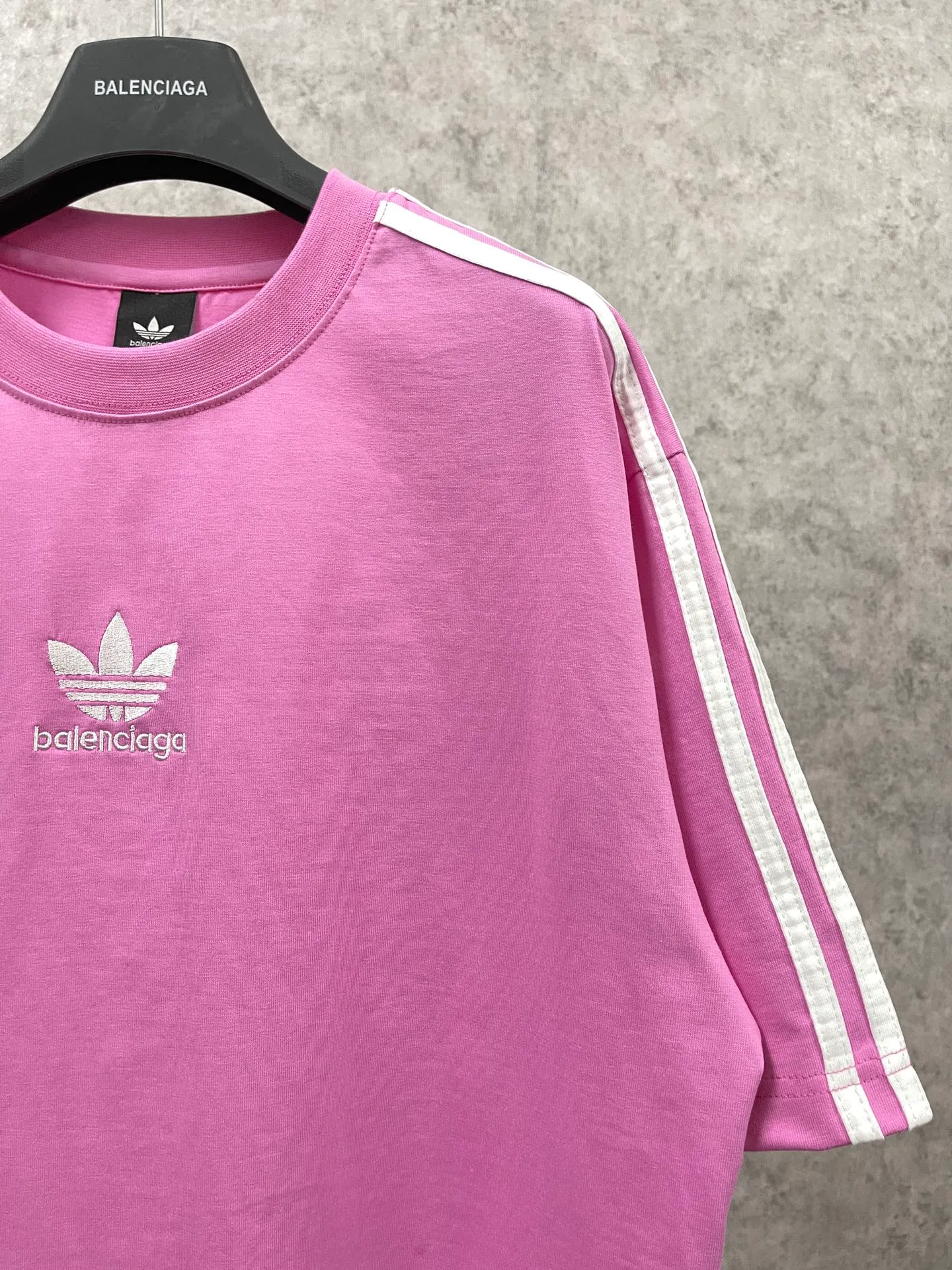 🅿️186 Real photos [Top version. Official website quality] BALENCI*GA/Paris co-branded Adidas three-leaf clover three-stripe LOGO embroidered short-sleeved T-shirt# The fabric is made of Paris ZP custom-woven and dyed cotton double yarn. Weighing 260 grams, the cloth surface is clean. The cloth pattern is clear, soft and comfortable. The threads are dyed with no color difference. The classic pattern embroidery uses imported embroidery, and the letters are clear, three-dimensional and without rough edges. Jubie market produces pictures based on pictures. Welcome to compare. The version adopts OS loose shoulder design. Same style for men and women. Coding: BL223018 Color: black, white, blue, pink, red, royal blue Size: XS to L