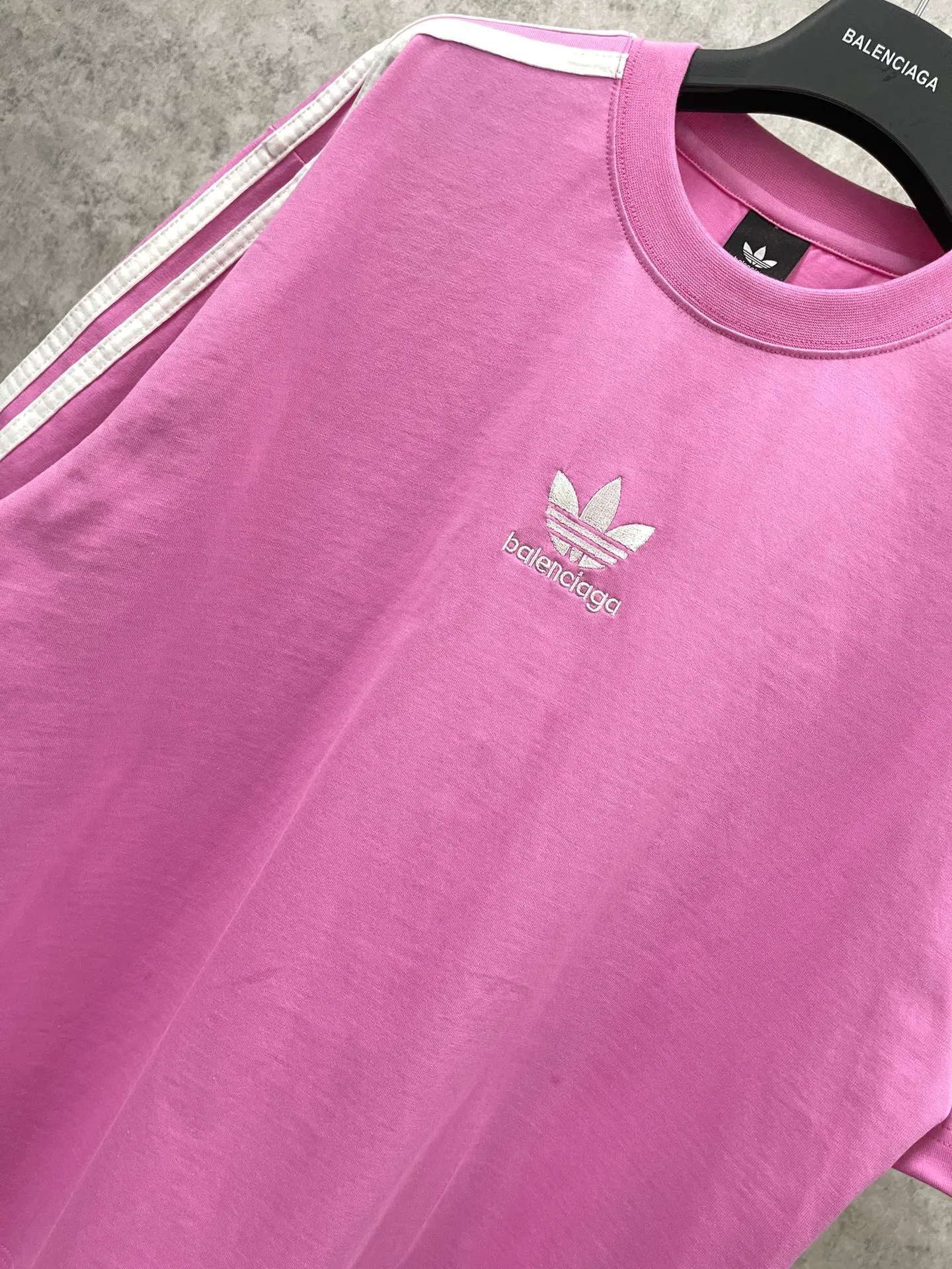 🅿️186 Real photos [Top version. Official website quality] BALENCI*GA/Paris co-branded Adidas three-leaf clover three-stripe LOGO embroidered short-sleeved T-shirt# The fabric is made of Paris ZP custom-woven and dyed cotton double yarn. Weighing 260 grams, the cloth surface is clean. The cloth pattern is clear, soft and comfortable. The threads are dyed with no color difference. The classic pattern embroidery uses imported embroidery, and the letters are clear, three-dimensional and without rough edges. Jubie market produces pictures based on pictures. Welcome to compare. The version adopts OS loose shoulder design. Same style for men and women. Coding: BL223018 Color: black, white, blue, pink, red, royal blue Size: XS to L
