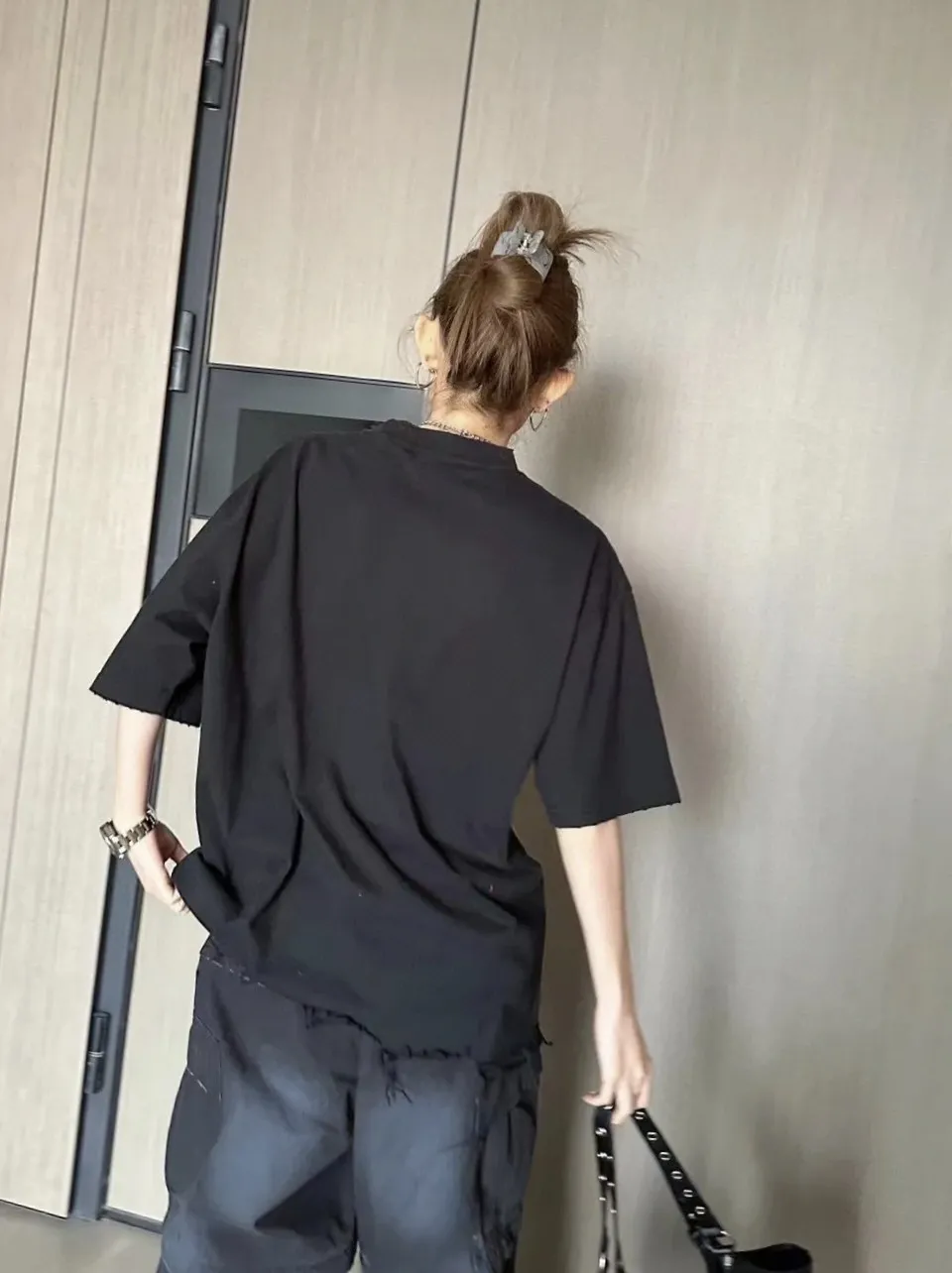 ♻️💯Upper body reference model picture❤️Top version of Balenciaga's new short-sleeved T-shirt 280g double yarn pure cotton fabric Embroidered logo on the chest Distressed tearing process on the hem Loose version Unisex style Original development of custom-woven fabric technology washed treatment High gram weight 280g fabric Full texture The cloth is clean, soft and comfortable. Solona thread custom dyeing has no color difference The fabric is made of custom-woven and dyed combed cotton, which has been processed by custom-woven and dyed, dust-free singeing and facial hair-feeding processes to ensure softness, comfort and non-deformation. The letter design is scanned by a computer to ensure that the front and rear widths are consistent, and then imported Behringer machines are used for precision embroidery.