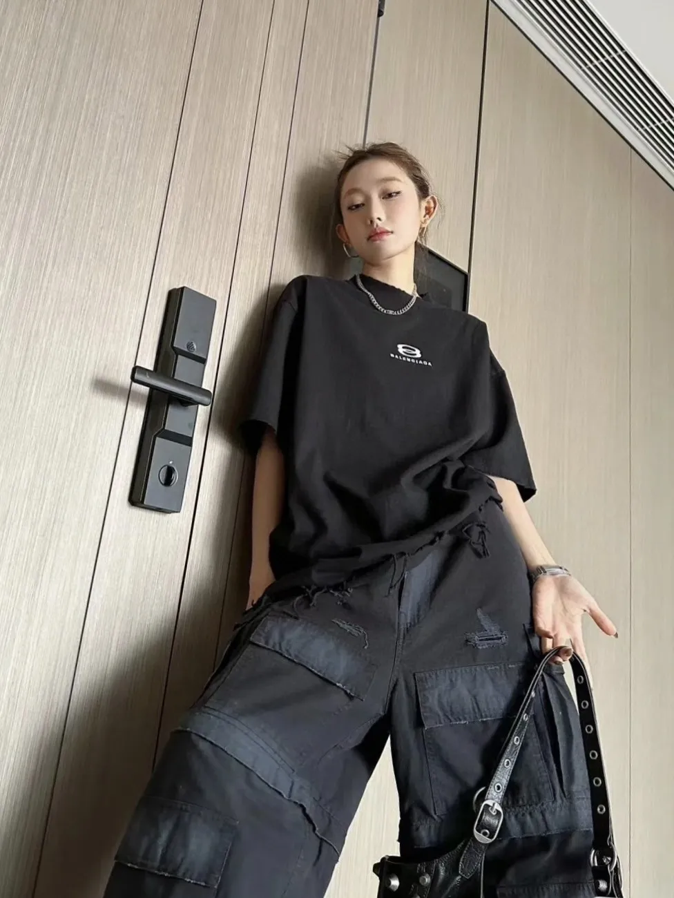 ♻️💯Upper body reference model picture❤️Top version of Balenciaga's new short-sleeved T-shirt 280g double yarn pure cotton fabric Embroidered logo on the chest Distressed tearing process on the hem Loose version Unisex style Original development of custom-woven fabric technology washed treatment High gram weight 280g fabric Full texture The cloth is clean, soft and comfortable. Solona thread custom dyeing has no color difference The fabric is made of custom-woven and dyed combed cotton, which has been processed by custom-woven and dyed, dust-free singeing and facial hair-feeding processes to ensure softness, comfort and non-deformation. The letter design is scanned by a computer to ensure that the front and rear widths are consistent, and then imported Behringer machines are used for precision embroidery.