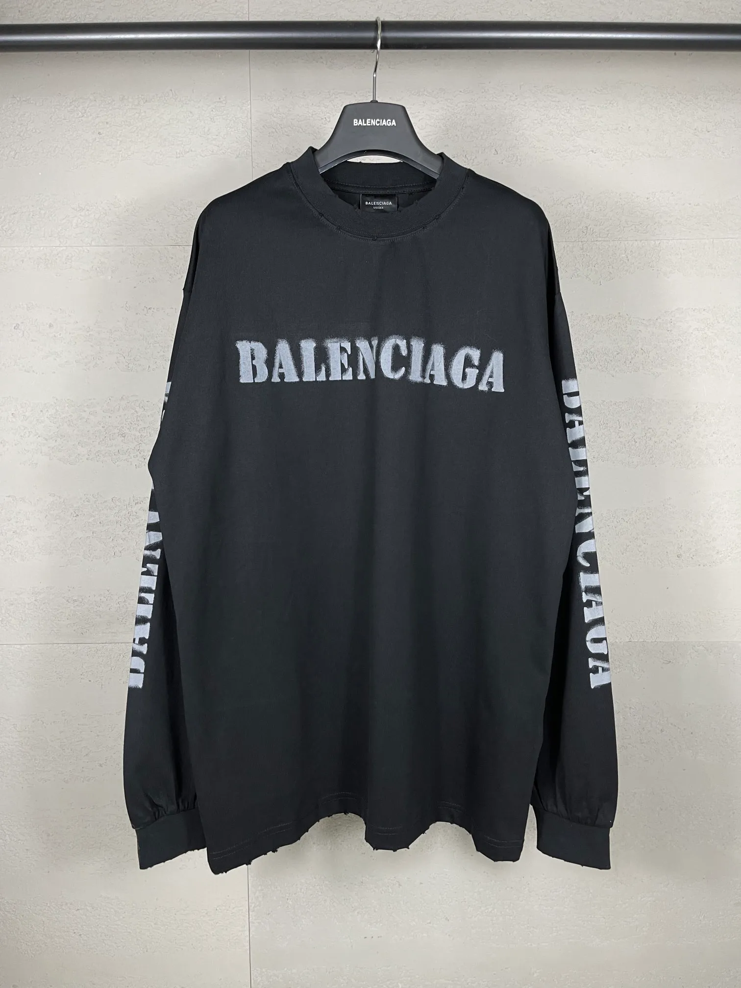 🅿️216 Real photos [Top version. Official website quality] BALENCI*GA/Paris. 2024 new style blurred letter LOGO printed ready-to-wear worn long-sleeved T-shirt. Brick cabinets are synchronized. Genuine products are developed at the first time, and you can print and compare! The fabric is made of Paris ZP custom-woven and dyed cotton double yarn. Weighing 260 grams, the cloth surface is clean. The cloth pattern is clear, soft and comfortable. The threads are dyed with no color difference. The classic LOGO is printed with environmentally friendly imported materials and dot direct printing technology, with a three-dimensional effect. Restored brick cabinet. Ready-made clothes are worn and worn, different market currency, welcome to compare, the version adopts OS loose shoulder version. Same style for men and women Coding: BL225038 Color: Black Size: XS S M L