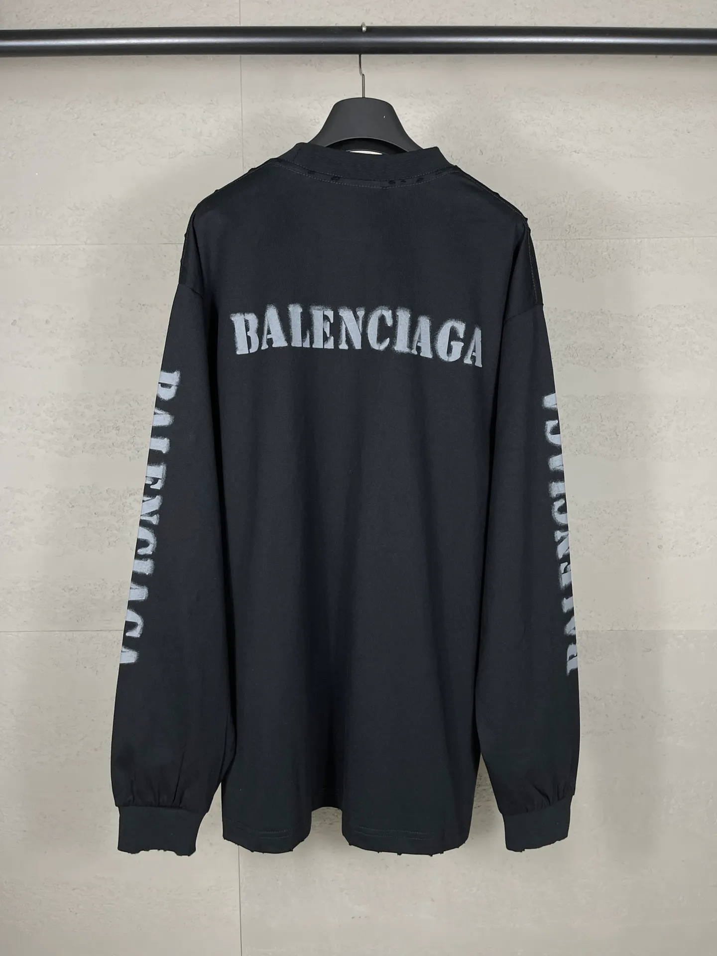 🅿️216 Real photos [Top version. Official website quality] BALENCI*GA/Paris. 2024 new style blurred letter LOGO printed ready-to-wear worn long-sleeved T-shirt. Brick cabinets are synchronized. Genuine products are developed at the first time, and you can print and compare! The fabric is made of Paris ZP custom-woven and dyed cotton double yarn. Weighing 260 grams, the cloth surface is clean. The cloth pattern is clear, soft and comfortable. The threads are dyed with no color difference. The classic LOGO is printed with environmentally friendly imported materials and dot direct printing technology, with a three-dimensional effect. Restored brick cabinet. Ready-made clothes are worn and worn, different market currency, welcome to compare, the version adopts OS loose shoulder version. Same style for men and women Coding: BL225038 Color: Black Size: XS S M L