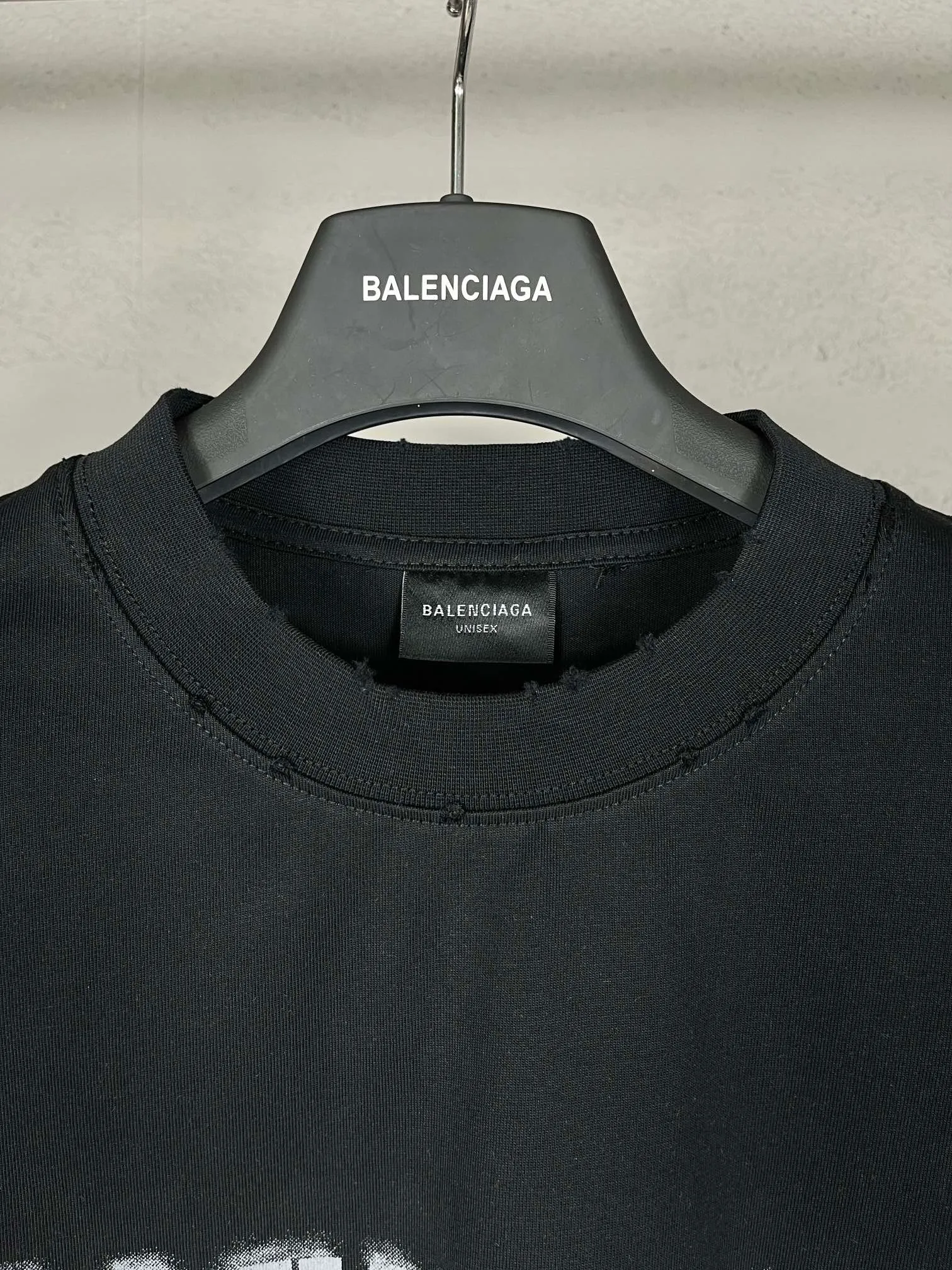 🅿️216 Real photos [Top version. Official website quality] BALENCI*GA/Paris. 2024 new style blurred letter LOGO printed ready-to-wear worn long-sleeved T-shirt. Brick cabinets are synchronized. Genuine products are developed at the first time, and you can print and compare! The fabric is made of Paris ZP custom-woven and dyed cotton double yarn. Weighing 260 grams, the cloth surface is clean. The cloth pattern is clear, soft and comfortable. The threads are dyed with no color difference. The classic LOGO is printed with environmentally friendly imported materials and dot direct printing technology, with a three-dimensional effect. Restored brick cabinet. Ready-made clothes are worn and worn, different market currency, welcome to compare, the version adopts OS loose shoulder version. Same style for men and women Coding: BL225038 Color: Black Size: XS S M L