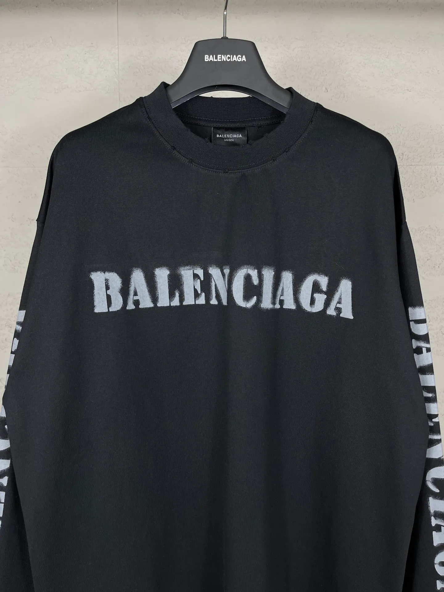 🅿️216 Real photos [Top version. Official website quality] BALENCI*GA/Paris. 2024 new style blurred letter LOGO printed ready-to-wear worn long-sleeved T-shirt. Brick cabinets are synchronized. Genuine products are developed at the first time, and you can print and compare! The fabric is made of Paris ZP custom-woven and dyed cotton double yarn. Weighing 260 grams, the cloth surface is clean. The cloth pattern is clear, soft and comfortable. The threads are dyed with no color difference. The classic LOGO is printed with environmentally friendly imported materials and dot direct printing technology, with a three-dimensional effect. Restored brick cabinet. Ready-made clothes are worn and worn, different market currency, welcome to compare, the version adopts OS loose shoulder version. Same style for men and women Coding: BL225038 Color: Black Size: XS S M L