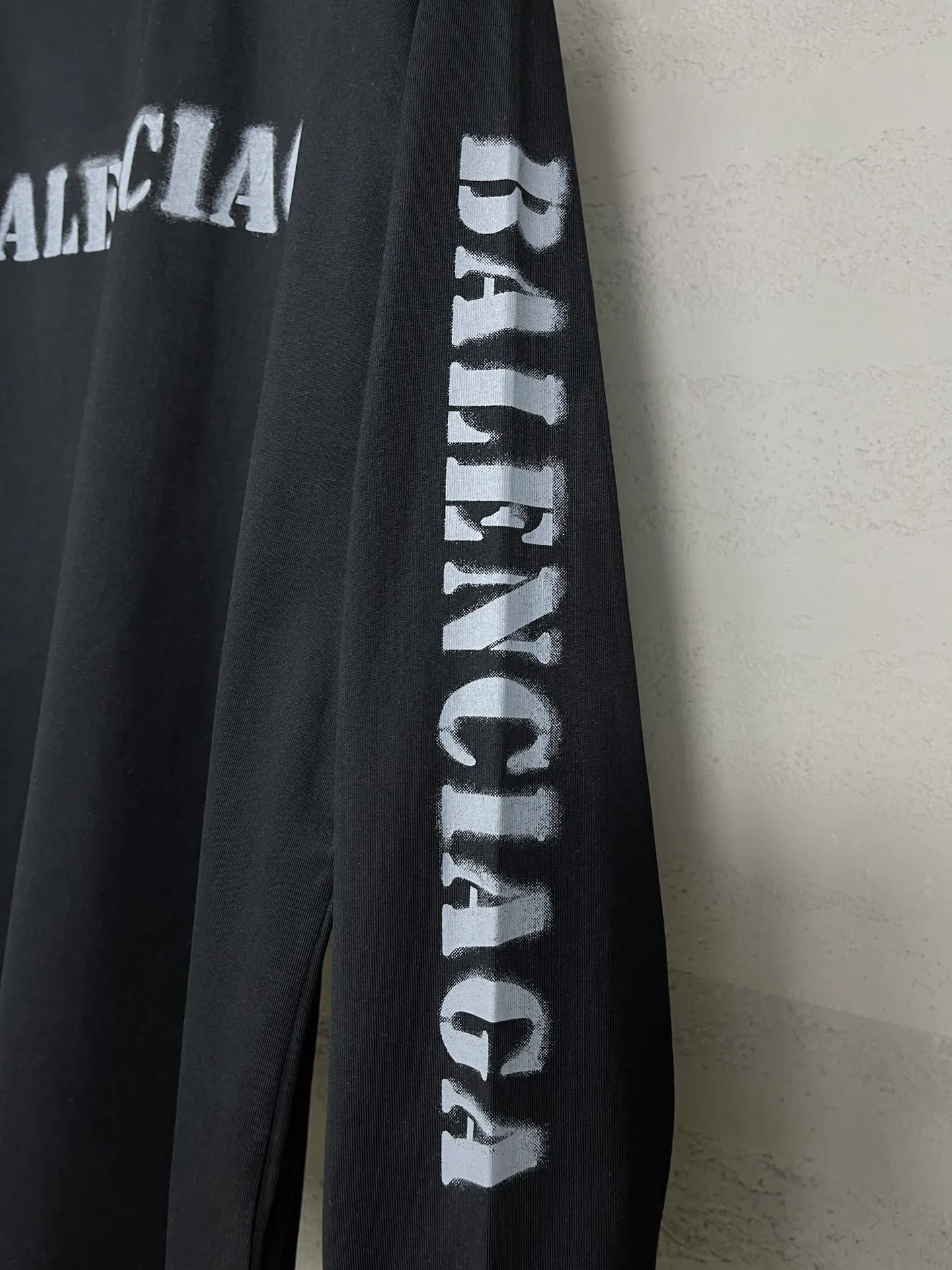 🅿️216 Real photos [Top version. Official website quality] BALENCI*GA/Paris. 2024 new style blurred letter LOGO printed ready-to-wear worn long-sleeved T-shirt. Brick cabinets are synchronized. Genuine products are developed at the first time, and you can print and compare! The fabric is made of Paris ZP custom-woven and dyed cotton double yarn. Weighing 260 grams, the cloth surface is clean. The cloth pattern is clear, soft and comfortable. The threads are dyed with no color difference. The classic LOGO is printed with environmentally friendly imported materials and dot direct printing technology, with a three-dimensional effect. Restored brick cabinet. Ready-made clothes are worn and worn, different market currency, welcome to compare, the version adopts OS loose shoulder version. Same style for men and women Coding: BL225038 Color: Black Size: XS S M L