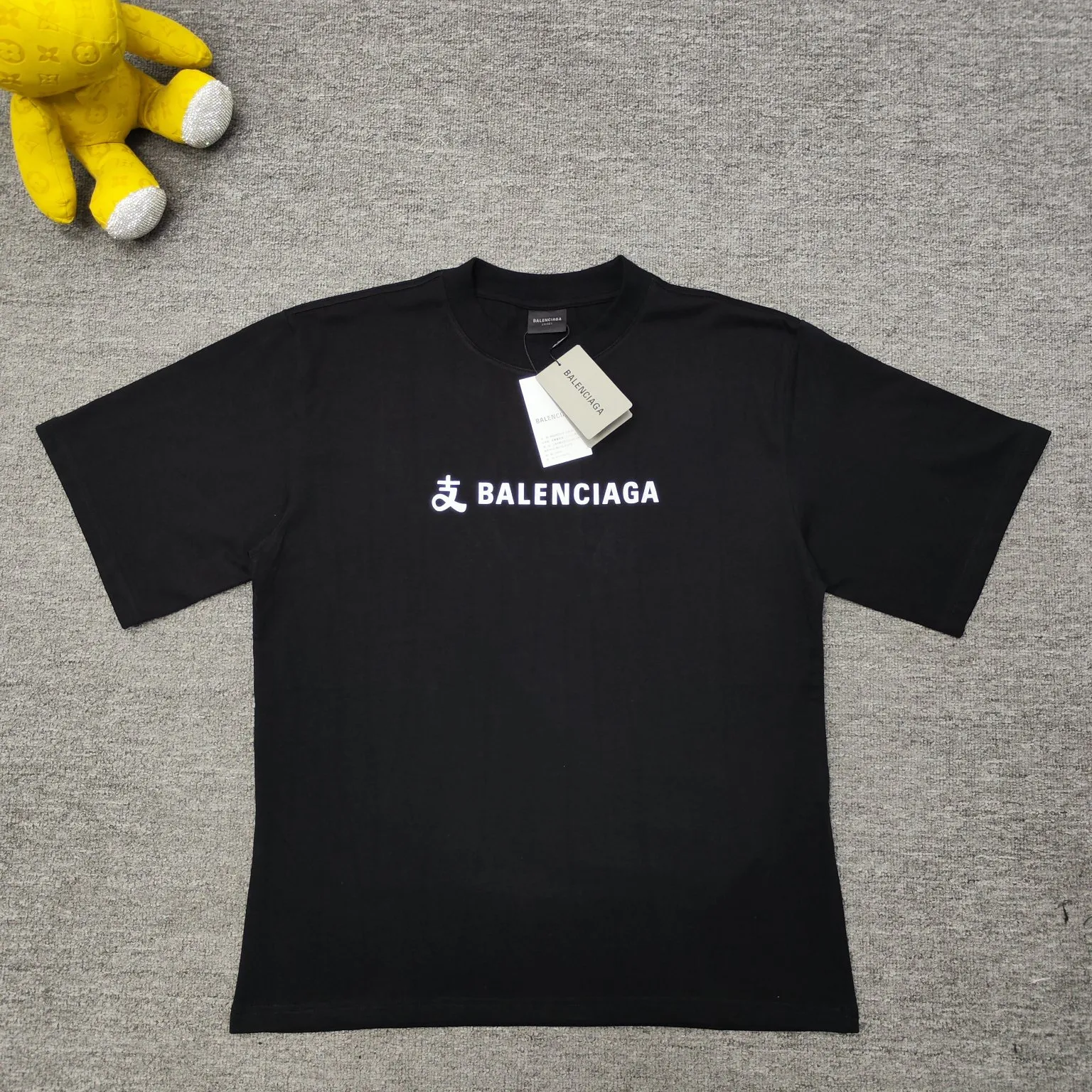 [New arrival] Top version Balenciga/Balenciaga latest series Alipay co-branded short-sleeved T-shirt No. 1 quality in this market Real ceiling quality All original development attention to detail pictures to avoid stolen pictures merchants mixed hair Correct 280g custom-woven and dyed double yarn fabric Soft and comfortable Chest printing imported Conley direct-injection machine Here to explain why mine is a little more expensive than others: 1. It seems to be simple printing or embroidery, but it is not simple at all. 10000% imported machine restoration It’s not just words. You are welcome to compare with peers. 2. Each model is produced by the company, and the details of workmanship and fabrics are consistent with the original ones. It is guaranteed that there will be no color difference with the counters. Reproduction is not scary. Whoever fakes it will be embarrassed. It’s not shameful to make a replica, it’s shameful if you can’t buy the correct version if you make a replica. 3. Note that the threaded collars are all original collars of certain countries and regions, with high wrapping. The width of the neckline and cabinets are accurate to the millimeter. Thick necklines are not easy to deform. The collars of high-end products are all restored cabinets. They are different from the big collars in the world. Ordinary garbage short-sleeves are printed with a print. The clavicle of the upper body is exposed. Please be patient. Customers who have bought genuine products or have seen genuine products will come back to place orders again. This is quality. This is quality. 4. Different styles of washed wheat main wheat, including imported wheat, have different colors and codes. Really restore the counter. As we all know, Balenciaga has different English or different colors on the collar labels of each quarter. This distinguishes the fast food products with the same common main wheat washed wheat. 5. Pay attention to the workmanship. The stitching at the neckline has no folds, smooth and natural without overlapping lines, and truly restores this. This is something that many people cannot do. 6. The fabric is made of 260g Paris-specific double yarn. No one can make better fabrics than my family. There's really no way to compare it with the ordinary version on the market. Respect it. It's genuine and costs thousands of dollars. Don't go wrong with the quality of street stalls. 7. The workmanship is fully restored and the packaging is fully restored. The cost is huge. 8. I guarantee here that this is the highest quality you can find. Color: Black Size: XS-L P:250