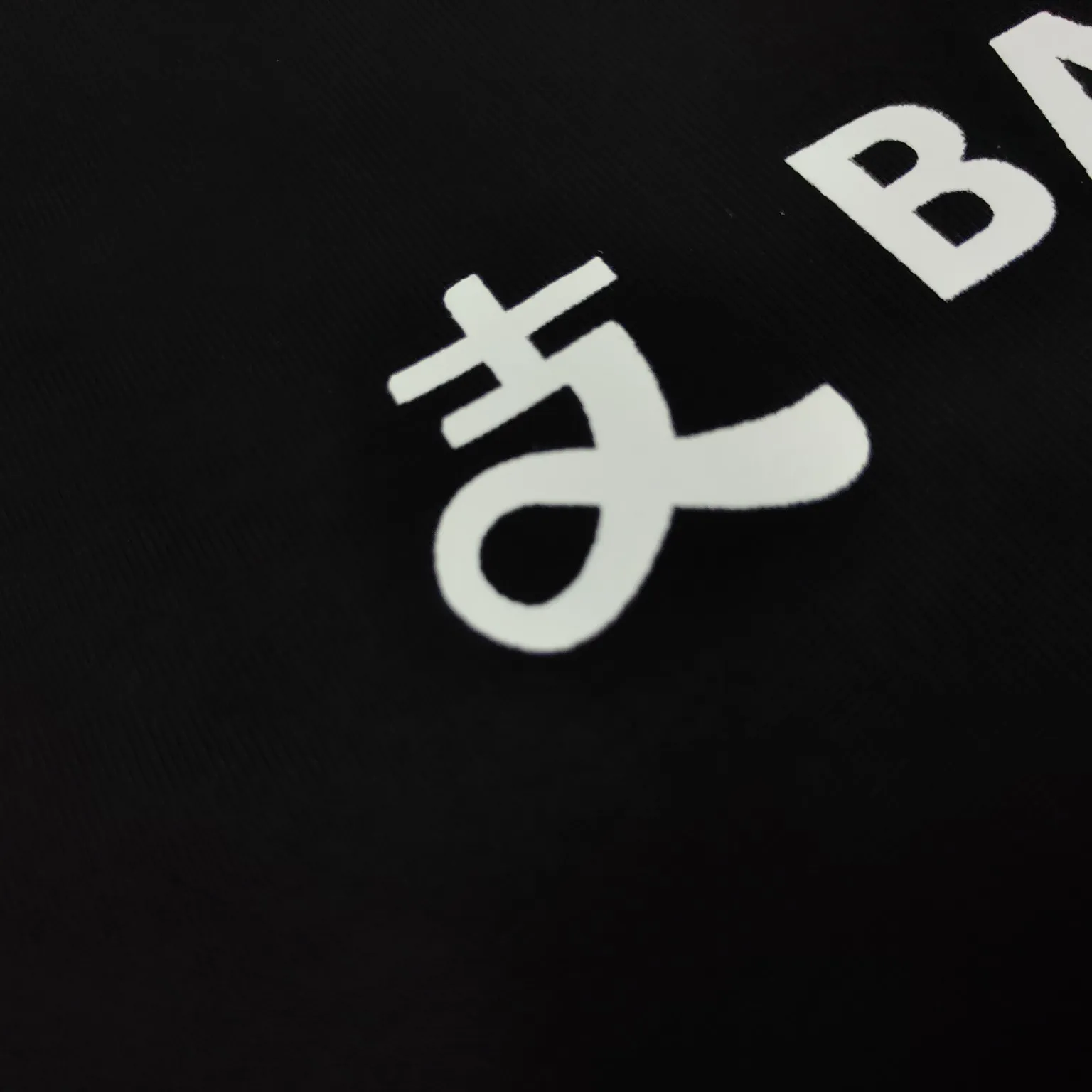 [New arrival] Top version Balenciga/Balenciaga latest series Alipay co-branded short-sleeved T-shirt No. 1 quality in this market Real ceiling quality All original development attention to detail pictures to avoid stolen pictures merchants mixed hair Correct 280g custom-woven and dyed double yarn fabric Soft and comfortable Chest printing imported Conley direct-injection machine Here to explain why mine is a little more expensive than others: 1. It seems to be simple printing or embroidery, but it is not simple at all. 10000% imported machine restoration It’s not just words. You are welcome to compare with peers. 2. Each model is produced by the company, and the details of workmanship and fabrics are consistent with the original ones. It is guaranteed that there will be no color difference with the counters. Reproduction is not scary. Whoever fakes it will be embarrassed. It’s not shameful to make a replica, it’s shameful if you can’t buy the correct version if you make a replica. 3. Note that the threaded collars are all original collars of certain countries and regions, with high wrapping. The width of the neckline and cabinets are accurate to the millimeter. Thick necklines are not easy to deform. The collars of high-end products are all restored cabinets. They are different from the big collars in the world. Ordinary garbage short-sleeves are printed with a print. The clavicle of the upper body is exposed. Please be patient. Customers who have bought genuine products or have seen genuine products will come back to place orders again. This is quality. This is quality. 4. Different styles of washed wheat main wheat, including imported wheat, have different colors and codes. Really restore the counter. As we all know, Balenciaga has different English or different colors on the collar labels of each quarter. This distinguishes the fast food products with the same common main wheat washed wheat. 5. Pay attention to the workmanship. The stitching at the neckline has no folds, smooth and natural without overlapping lines, and truly restores this. This is something that many people cannot do. 6. The fabric is made of 260g Paris-specific double yarn. No one can make better fabrics than my family. There's really no way to compare it with the ordinary version on the market. Respect it. It's genuine and costs thousands of dollars. Don't go wrong with the quality of street stalls. 7. The workmanship is fully restored and the packaging is fully restored. The cost is huge. 8. I guarantee here that this is the highest quality you can find. Color: Black Size: XS-L P:250