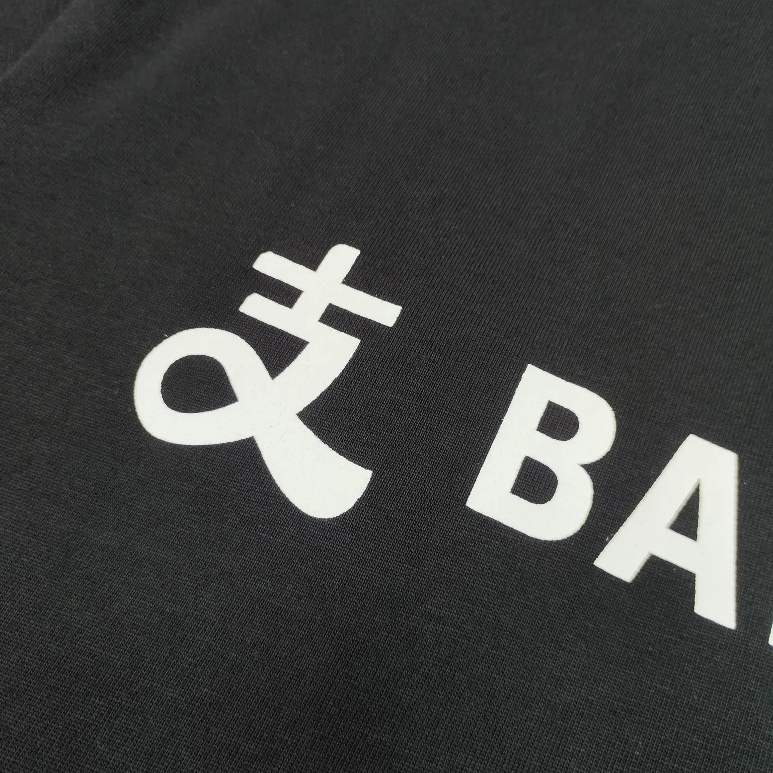 [New arrival] Top version Balenciga/Balenciaga latest series Alipay co-branded short-sleeved T-shirt No. 1 quality in this market Real ceiling quality All original development attention to detail pictures to avoid stolen pictures merchants mixed hair Correct 280g custom-woven and dyed double yarn fabric Soft and comfortable Chest printing imported Conley direct-injection machine Here to explain why mine is a little more expensive than others: 1. It seems to be simple printing or embroidery, but it is not simple at all. 10000% imported machine restoration It’s not just words. You are welcome to compare with peers. 2. Each model is produced by the company, and the details of workmanship and fabrics are consistent with the original ones. It is guaranteed that there will be no color difference with the counters. Reproduction is not scary. Whoever fakes it will be embarrassed. It’s not shameful to make a replica, it’s shameful if you can’t buy the correct version if you make a replica. 3. Note that the threaded collars are all original collars of certain countries and regions, with high wrapping. The width of the neckline and cabinets are accurate to the millimeter. Thick necklines are not easy to deform. The collars of high-end products are all restored cabinets. They are different from the big collars in the world. Ordinary garbage short-sleeves are printed with a print. The clavicle of the upper body is exposed. Please be patient. Customers who have bought genuine products or have seen genuine products will come back to place orders again. This is quality. This is quality. 4. Different styles of washed wheat main wheat, including imported wheat, have different colors and codes. Really restore the counter. As we all know, Balenciaga has different English or different colors on the collar labels of each quarter. This distinguishes the fast food products with the same common main wheat washed wheat. 5. Pay attention to the workmanship. The stitching at the neckline has no folds, smooth and natural without overlapping lines, and truly restores this. This is something that many people cannot do. 6. The fabric is made of 260g Paris-specific double yarn. No one can make better fabrics than my family. There's really no way to compare it with the ordinary version on the market. Respect it. It's genuine and costs thousands of dollars. Don't go wrong with the quality of street stalls. 7. The workmanship is fully restored and the packaging is fully restored. The cost is huge. 8. I guarantee here that this is the highest quality you can find. Color: Black Size: XS-L P:250