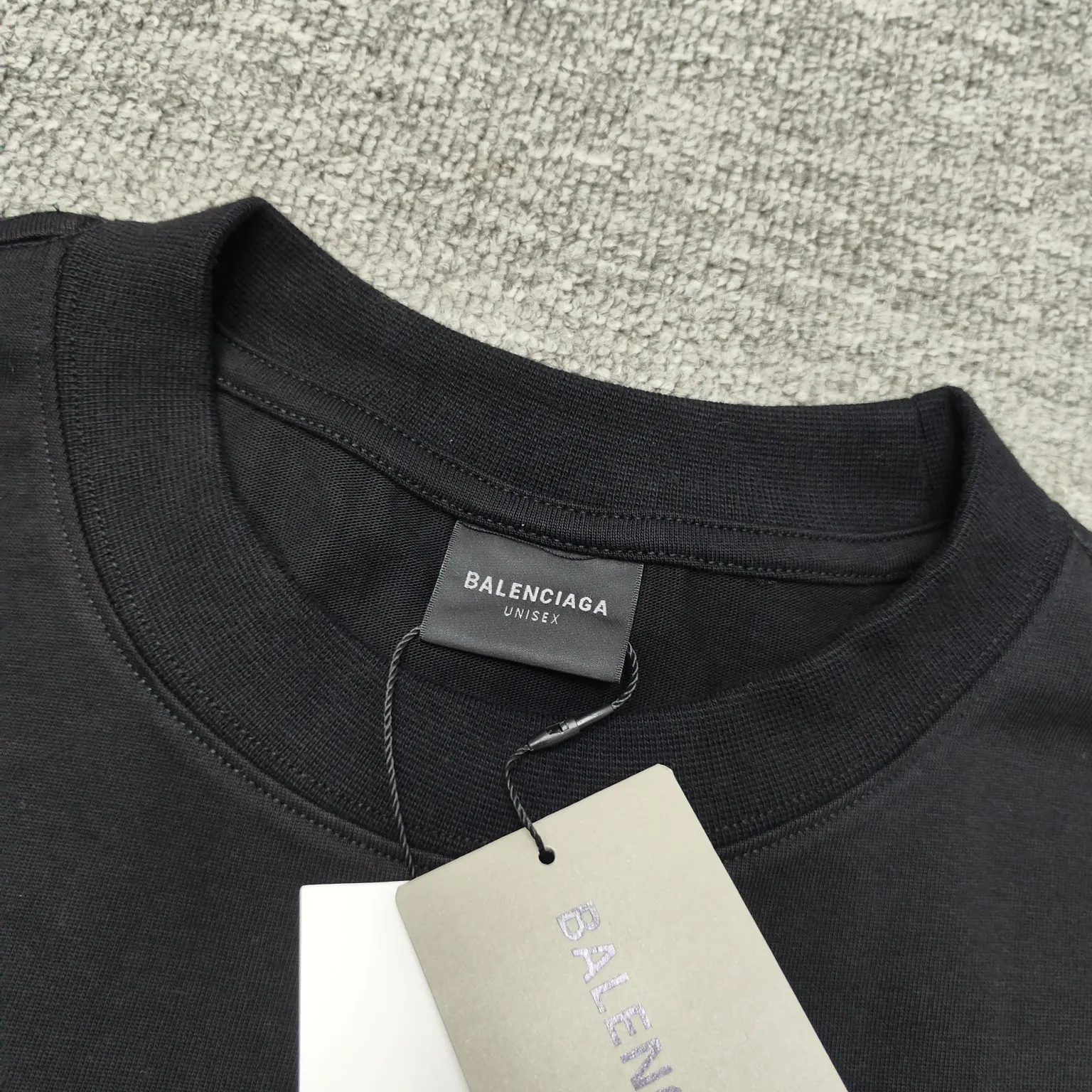 [New arrival] Top version Balenciga/Balenciaga latest series Alipay co-branded short-sleeved T-shirt No. 1 quality in this market Real ceiling quality All original development attention to detail pictures to avoid stolen pictures merchants mixed hair Correct 280g custom-woven and dyed double yarn fabric Soft and comfortable Chest printing imported Conley direct-injection machine Here to explain why mine is a little more expensive than others: 1. It seems to be simple printing or embroidery, but it is not simple at all. 10000% imported machine restoration It’s not just words. You are welcome to compare with peers. 2. Each model is produced by the company, and the details of workmanship and fabrics are consistent with the original ones. It is guaranteed that there will be no color difference with the counters. Reproduction is not scary. Whoever fakes it will be embarrassed. It’s not shameful to make a replica, it’s shameful if you can’t buy the correct version if you make a replica. 3. Note that the threaded collars are all original collars of certain countries and regions, with high wrapping. The width of the neckline and cabinets are accurate to the millimeter. Thick necklines are not easy to deform. The collars of high-end products are all restored cabinets. They are different from the big collars in the world. Ordinary garbage short-sleeves are printed with a print. The clavicle of the upper body is exposed. Please be patient. Customers who have bought genuine products or have seen genuine products will come back to place orders again. This is quality. This is quality. 4. Different styles of washed wheat main wheat, including imported wheat, have different colors and codes. Really restore the counter. As we all know, Balenciaga has different English or different colors on the collar labels of each quarter. This distinguishes the fast food products with the same common main wheat washed wheat. 5. Pay attention to the workmanship. The stitching at the neckline has no folds, smooth and natural without overlapping lines, and truly restores this. This is something that many people cannot do. 6. The fabric is made of 260g Paris-specific double yarn. No one can make better fabrics than my family. There's really no way to compare it with the ordinary version on the market. Respect it. It's genuine and costs thousands of dollars. Don't go wrong with the quality of street stalls. 7. The workmanship is fully restored and the packaging is fully restored. The cost is huge. 8. I guarantee here that this is the highest quality you can find. Color: Black Size: XS-L P:250