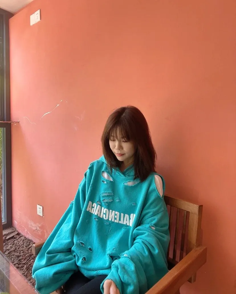 ♻️💯Reference model picture for the upper body❤️The top tested version BALENCIAGA Balenciaga basic cracked sweatshirt and hoodie for male and female couples stars can be said to be the most popular item, and it has been popular on Xiaohongshu, Dewu and other major self-media e-commerce platforms. Heavy industrial craftsmanship tests the skills of lathes and printing techniques. Huge cost! Fabric: The outer fabric is made of 460g pure cotton fish scale terry fabric + the inner liner is 260g combed cotton. The weight of the ready-made garment exceeds 1kg, which can ❗️100%❗️ restore the drape of zp. The cost of fabric is over one hundred yuan. Washing process: After making the garment, the holes are polished by hand, and then washed to make it look old. The process is extremely complicated! There are more than 200 holes in the entire dress. The collar, cuffs, and hem are torn by hand (with pliers) rather than frayed. This is a more important detail.  Thread: dyed in the same vat with no color difference. Printing: made of special cracked material to achieve the ultimate in breathability and aesthetics! Just like the patterns on a turtle’s back, each one is different!  Accessories: Complete set of customized accessories + Sydney paper Size: XS-L (maximum wear: 230 catties) Color: blue black white purple red cyan P: 570