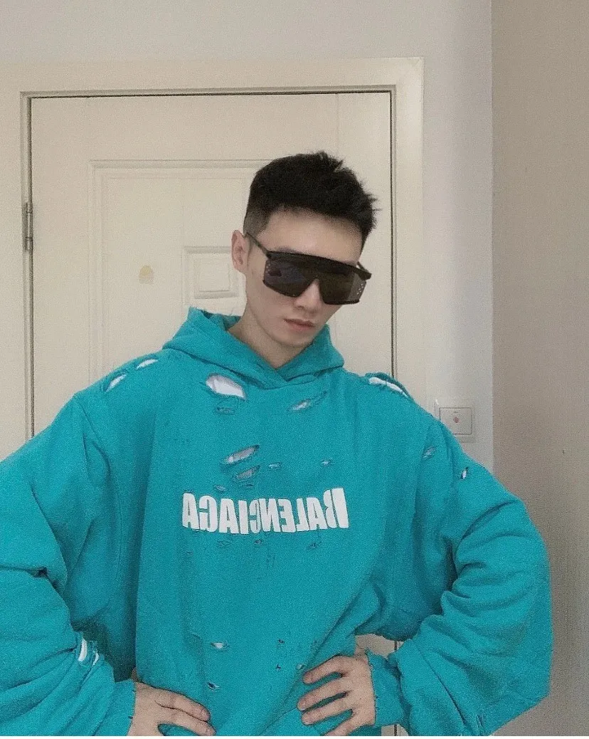 ♻️💯Reference model picture for the upper body❤️The top tested version BALENCIAGA Balenciaga basic cracked sweatshirt and hoodie for male and female couples stars can be said to be the most popular item, and it has been popular on Xiaohongshu, Dewu and other major self-media e-commerce platforms. Heavy industrial craftsmanship tests the skills of lathes and printing techniques. Huge cost! Fabric: The outer fabric is made of 460g pure cotton fish scale terry fabric + the inner liner is 260g combed cotton. The weight of the ready-made garment exceeds 1kg, which can ❗️100%❗️ restore the drape of zp. The cost of fabric is over one hundred yuan. Washing process: After making the garment, the holes are polished by hand, and then washed to make it look old. The process is extremely complicated! There are more than 200 holes in the entire dress. The collar, cuffs, and hem are torn by hand (with pliers) rather than frayed. This is a more important detail.  Thread: dyed in the same vat with no color difference. Printing: made of special cracked material to achieve the ultimate in breathability and aesthetics! Just like the patterns on a turtle’s back, each one is different!  Accessories: Complete set of customized accessories + Sydney paper Size: XS-L (maximum wear: 230 catties) Color: blue black white purple red cyan P: 570