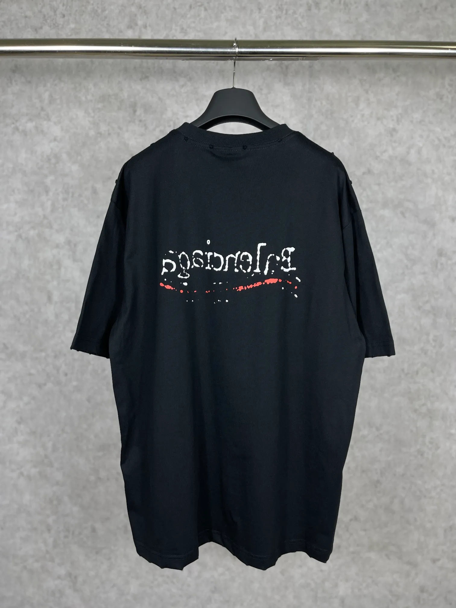 🅿️170 real photos [Top version. Official website quality] BALENCI*GA/Paris #New front and rear Coke classic LOGO graffiti rotten short-sleeved T-shirt #2023 spring and summer new style. Brick cabinet synchronization.                       The fabric is made of Paris ZP custom-woven and dyed cotton double yarn, with a weight of 260 grams. The cloth surface is clean. The cloth pattern is clear, soft and comfortable. It has good color fastness and is not easy to change color. The printing uses a circular machine to imitate hand-painted effects. There are no burrs. The color is returned to the original board and the brick cabinet is restored. The version adopts OS loose shoulder version. Same style for men and women. Code: BL223002 Color: black, white, colorful blue, yellow Size: XS S M L