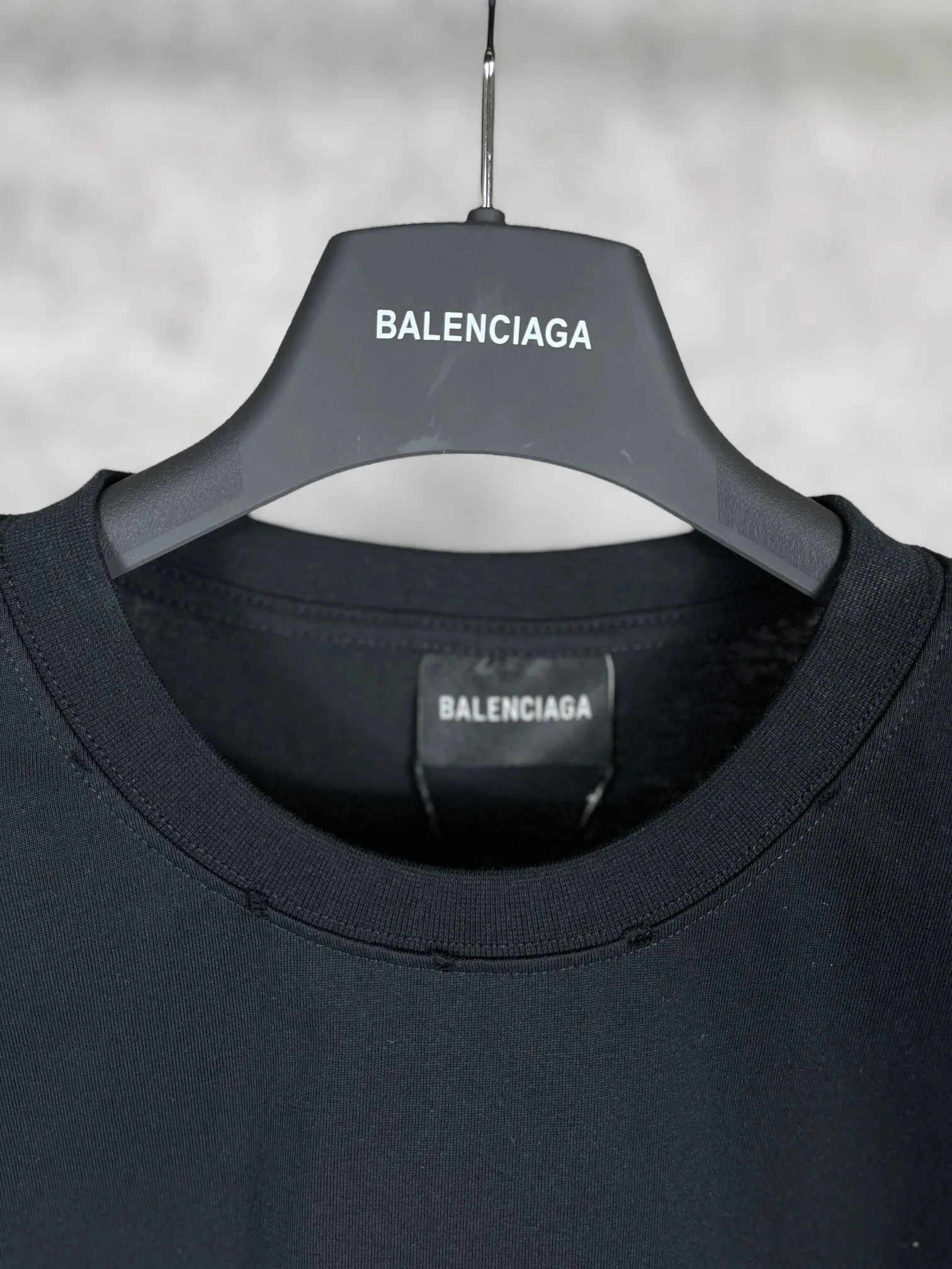 🅿️170 real photos [Top version. Official website quality] BALENCI*GA/Paris #New front and rear Coke classic LOGO graffiti rotten short-sleeved T-shirt #2023 spring and summer new style. Brick cabinet synchronization.                       The fabric is made of Paris ZP custom-woven and dyed cotton double yarn, with a weight of 260 grams. The cloth surface is clean. The cloth pattern is clear, soft and comfortable. It has good color fastness and is not easy to change color. The printing uses a circular machine to imitate hand-painted effects. There are no burrs. The color is returned to the original board and the brick cabinet is restored. The version adopts OS loose shoulder version. Same style for men and women. Code: BL223002 Color: black, white, colorful blue, yellow Size: XS S M L