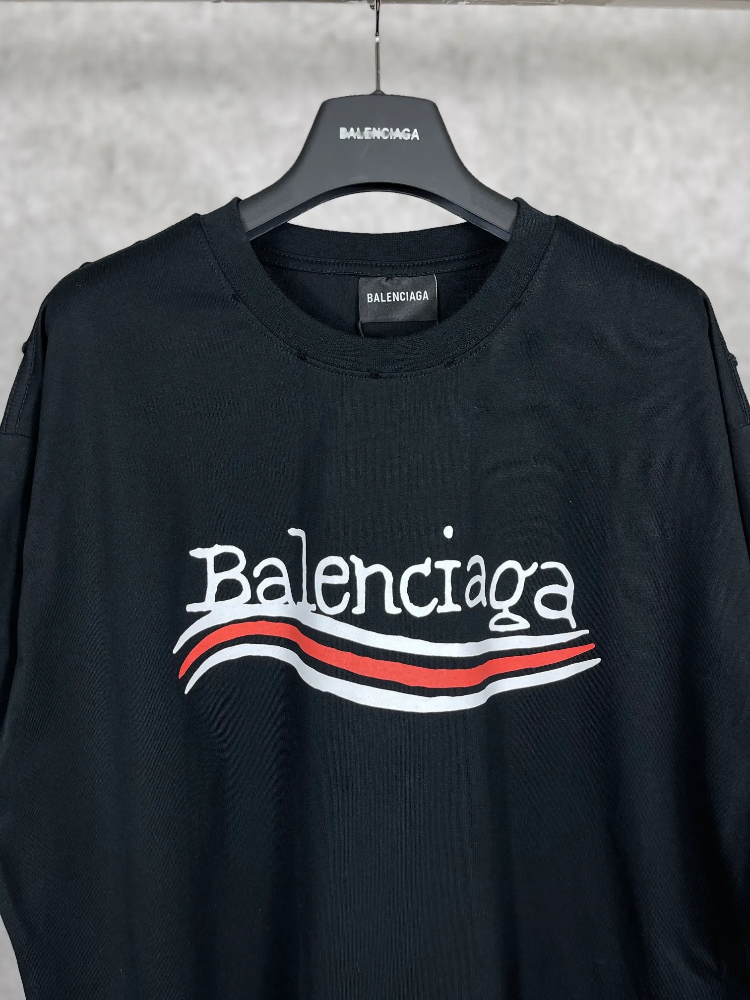 🅿️170 real photos [Top version. Official website quality] BALENCI*GA/Paris #New front and rear Coke classic LOGO graffiti rotten short-sleeved T-shirt #2023 spring and summer new style. Brick cabinet synchronization.                       The fabric is made of Paris ZP custom-woven and dyed cotton double yarn, with a weight of 260 grams. The cloth surface is clean. The cloth pattern is clear, soft and comfortable. It has good color fastness and is not easy to change color. The printing uses a circular machine to imitate hand-painted effects. There are no burrs. The color is returned to the original board and the brick cabinet is restored. The version adopts OS loose shoulder version. Same style for men and women. Code: BL223002 Color: black, white, colorful blue, yellow Size: XS S M L