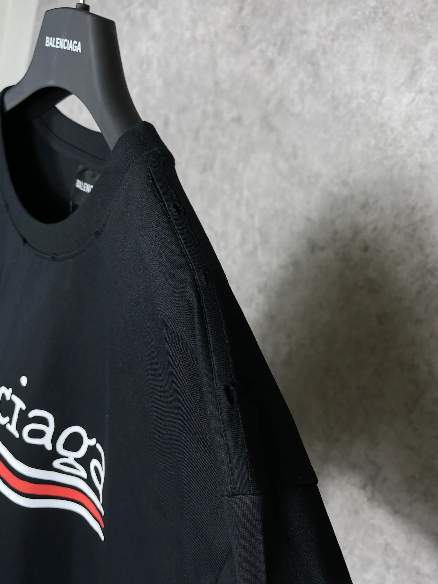 🅿️170 real photos [Top version. Official website quality] BALENCI*GA/Paris #New front and rear Coke classic LOGO graffiti rotten short-sleeved T-shirt #2023 spring and summer new style. Brick cabinet synchronization.                       The fabric is made of Paris ZP custom-woven and dyed cotton double yarn, with a weight of 260 grams. The cloth surface is clean. The cloth pattern is clear, soft and comfortable. It has good color fastness and is not easy to change color. The printing uses a circular machine to imitate hand-painted effects. There are no burrs. The color is returned to the original board and the brick cabinet is restored. The version adopts OS loose shoulder version. Same style for men and women. Code: BL223002 Color: black, white, colorful blue, yellow Size: XS S M L