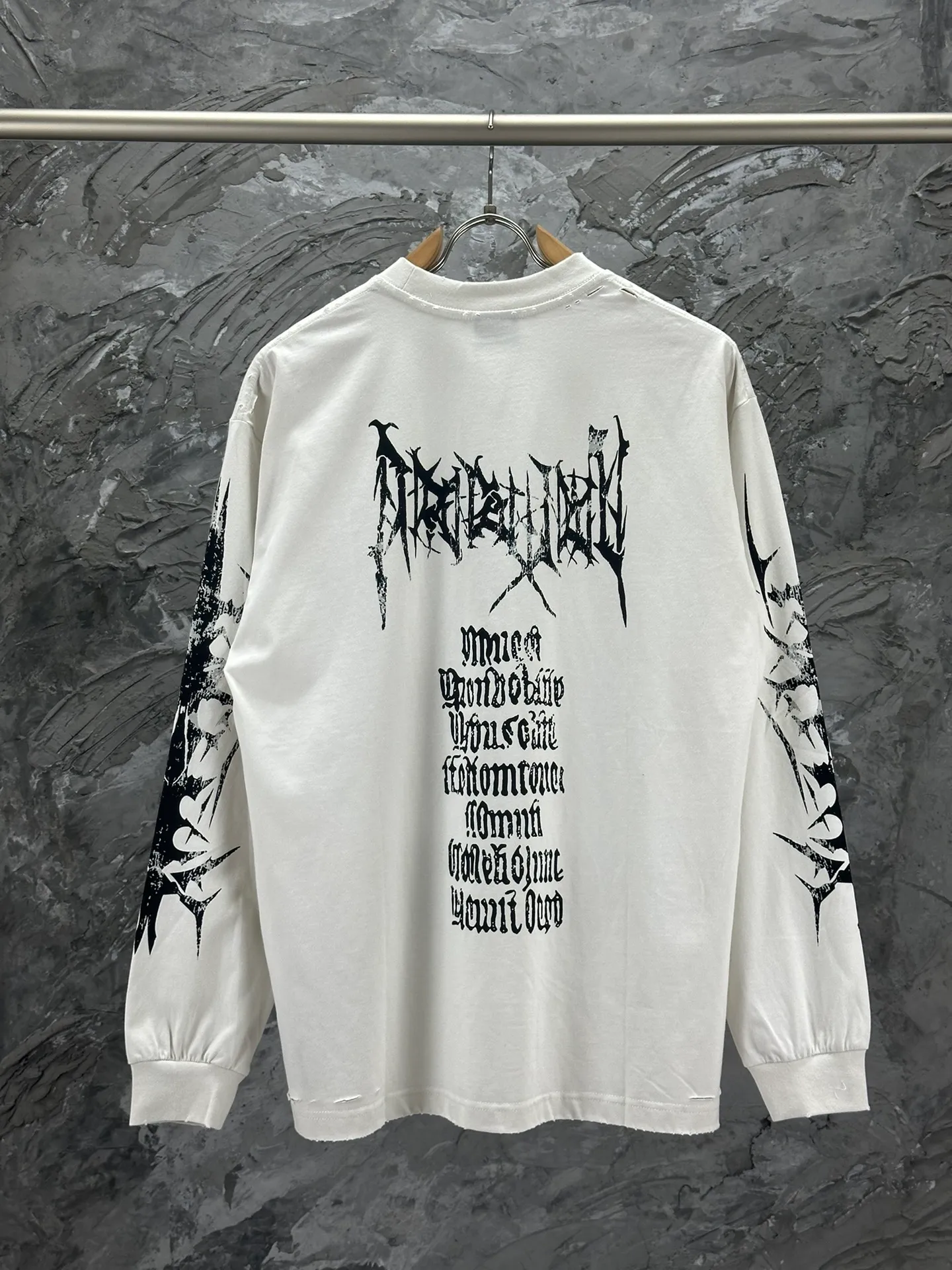 🅿️290 BALENCI*GA Paris Sanskrit cracked printed long sleeves. The fabric is made of Paris ZP custom-woven and dyed double-yarn pure cotton fabric 280g. The threads are custom-woven and dyed with no color difference. The front and back prints are cracked with environmentally friendly imported materials. The ready-made garments are washed in many places to make them worn and worn. Two high-temperature washes. Os drop-shoulder loose version. Same style for men and women -Color: off-white -SIZE: XS S M L Style number 8625#