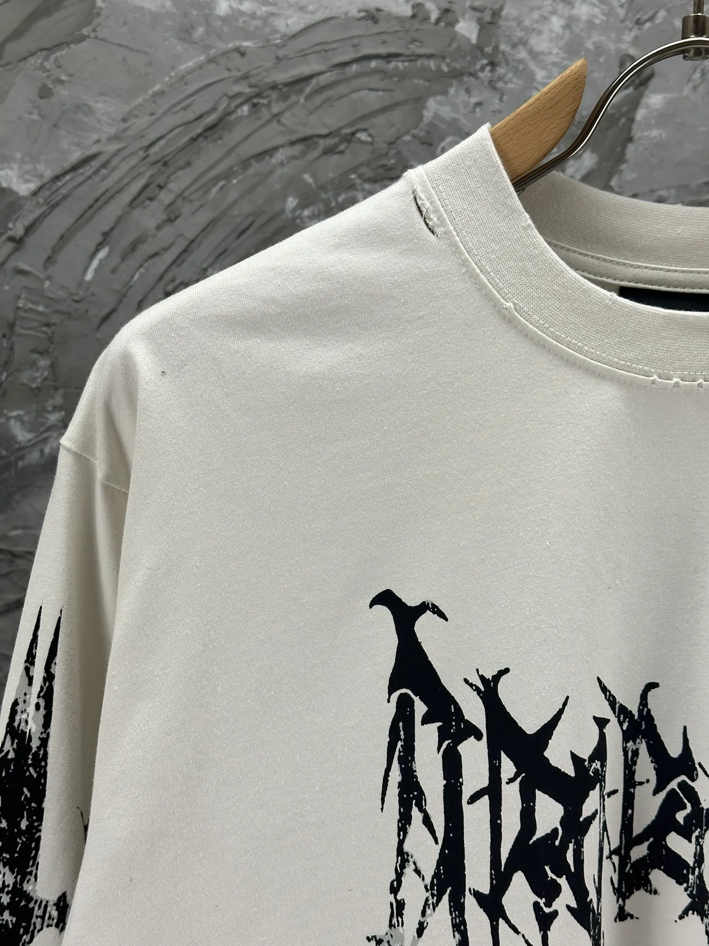 🅿️290 BALENCI*GA Paris Sanskrit cracked printed long sleeves. The fabric is made of Paris ZP custom-woven and dyed double-yarn pure cotton fabric 280g. The threads are custom-woven and dyed with no color difference. The front and back prints are cracked with environmentally friendly imported materials. The ready-made garments are washed in many places to make them worn and worn. Two high-temperature washes. Os drop-shoulder loose version. Same style for men and women -Color: off-white -SIZE: XS S M L Style number 8625#