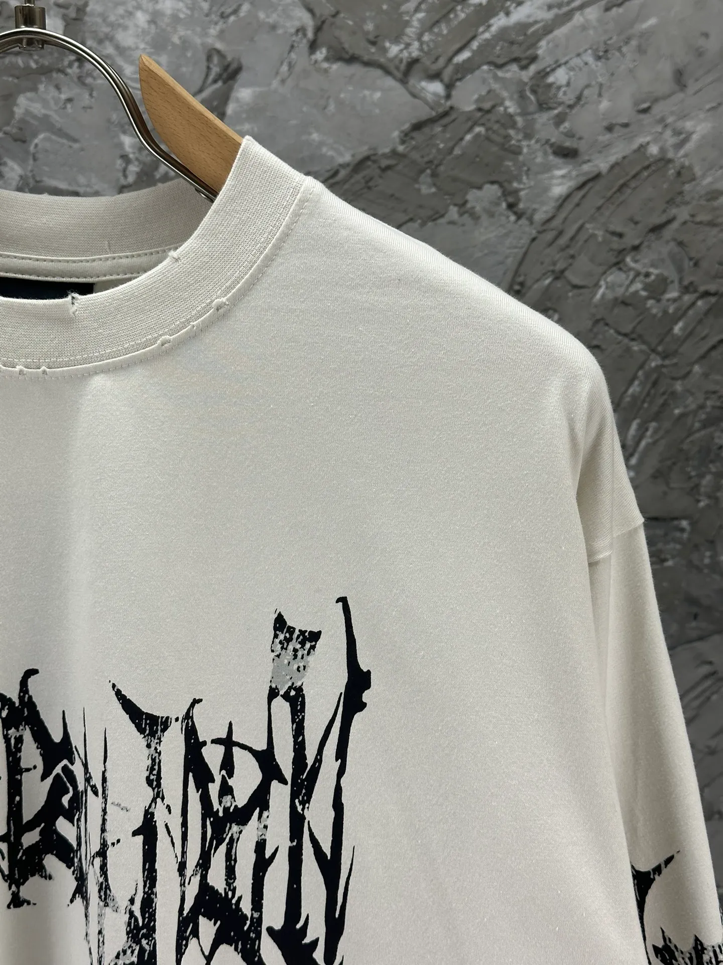 🅿️290 BALENCI*GA Paris Sanskrit cracked printed long sleeves. The fabric is made of Paris ZP custom-woven and dyed double-yarn pure cotton fabric 280g. The threads are custom-woven and dyed with no color difference. The front and back prints are cracked with environmentally friendly imported materials. The ready-made garments are washed in many places to make them worn and worn. Two high-temperature washes. Os drop-shoulder loose version. Same style for men and women -Color: off-white -SIZE: XS S M L Style number 8625#
