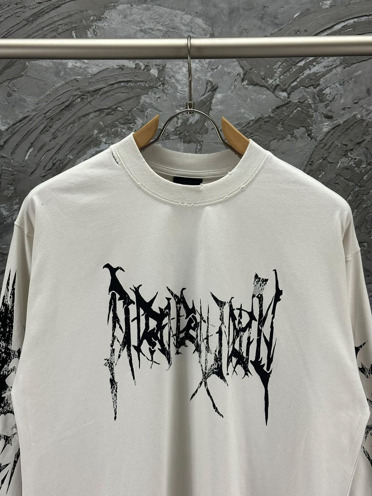 🅿️290 BALENCI*GA Paris Sanskrit cracked printed long sleeves. The fabric is made of Paris ZP custom-woven and dyed double-yarn pure cotton fabric 280g. The threads are custom-woven and dyed with no color difference. The front and back prints are cracked with environmentally friendly imported materials. The ready-made garments are washed in many places to make them worn and worn. Two high-temperature washes. Os drop-shoulder loose version. Same style for men and women -Color: off-white -SIZE: XS S M L Style number 8625#