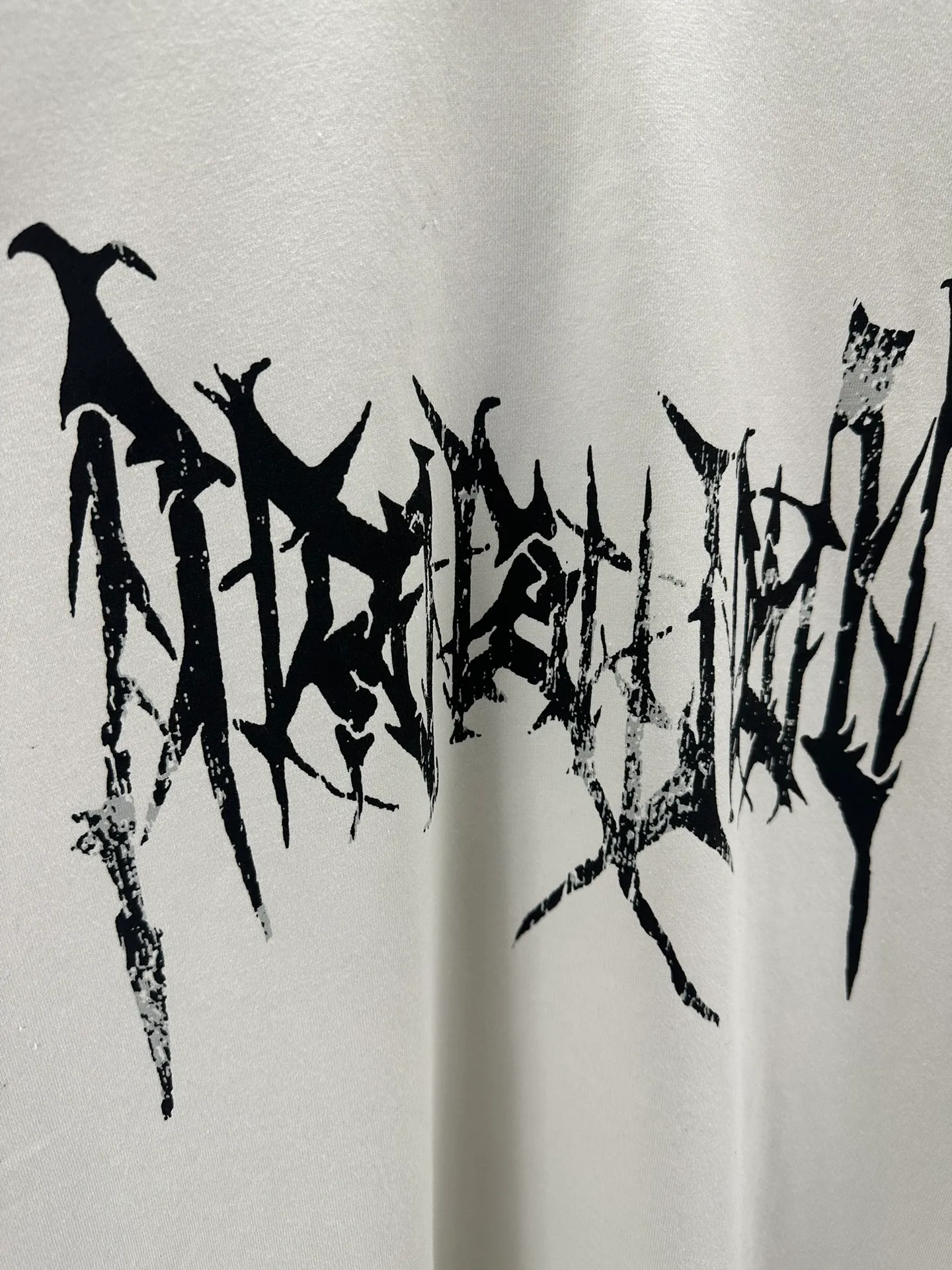 🅿️290 BALENCI*GA Paris Sanskrit cracked printed long sleeves. The fabric is made of Paris ZP custom-woven and dyed double-yarn pure cotton fabric 280g. The threads are custom-woven and dyed with no color difference. The front and back prints are cracked with environmentally friendly imported materials. The ready-made garments are washed in many places to make them worn and worn. Two high-temperature washes. Os drop-shoulder loose version. Same style for men and women -Color: off-white -SIZE: XS S M L Style number 8625#