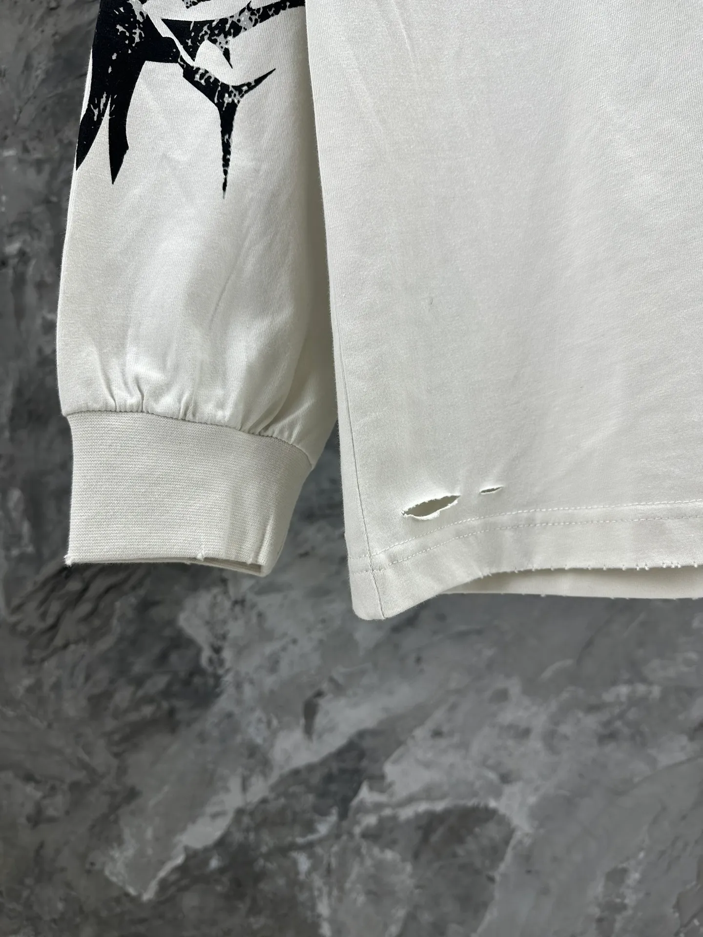 🅿️290 BALENCI*GA Paris Sanskrit cracked printed long sleeves. The fabric is made of Paris ZP custom-woven and dyed double-yarn pure cotton fabric 280g. The threads are custom-woven and dyed with no color difference. The front and back prints are cracked with environmentally friendly imported materials. The ready-made garments are washed in many places to make them worn and worn. Two high-temperature washes. Os drop-shoulder loose version. Same style for men and women -Color: off-white -SIZE: XS S M L Style number 8625#