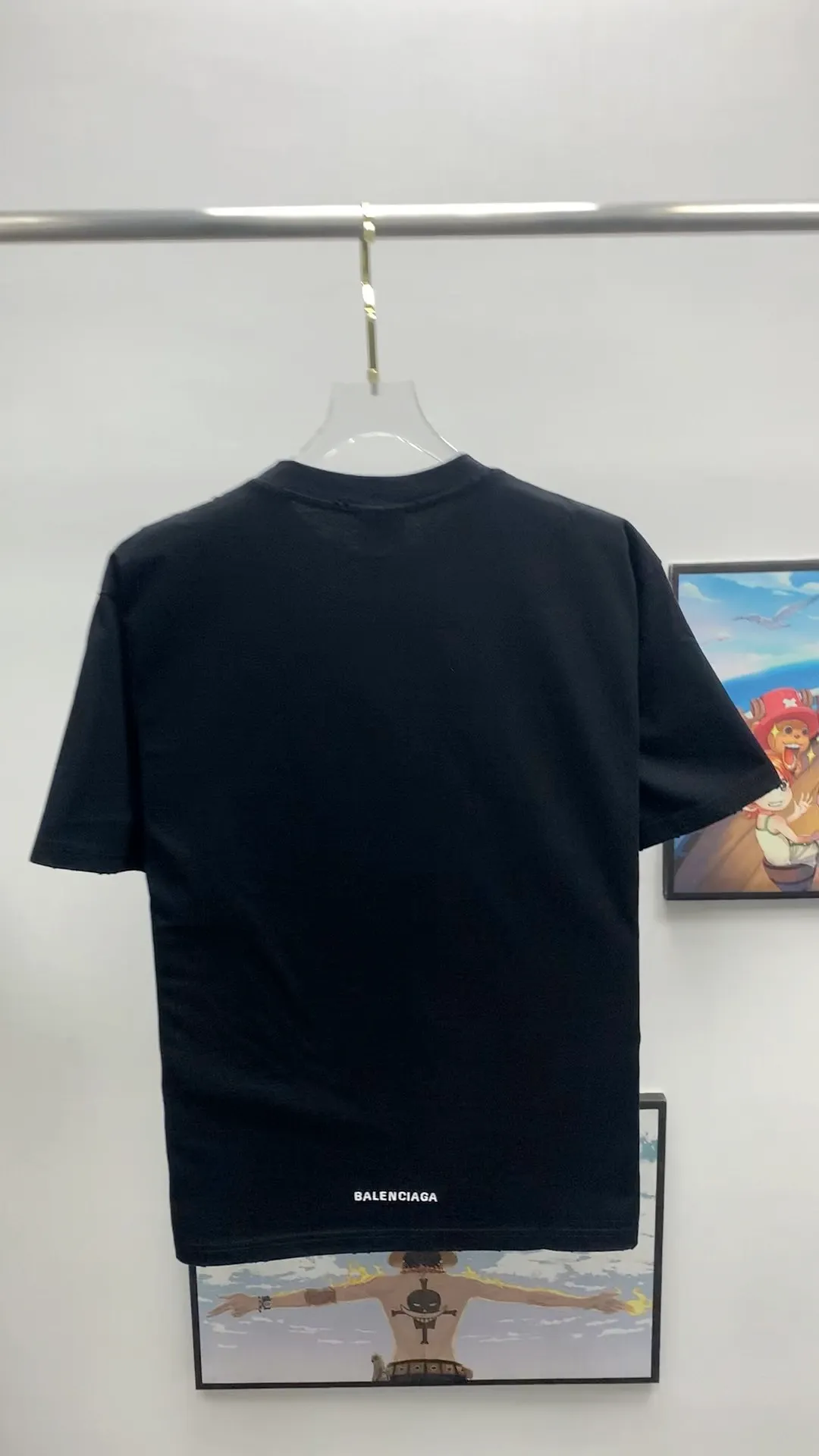 Real shot video on the back————The top tested version of BALENCIAGA's "Tanabata Little Love" printed short-sleeved T-shirt of the same style for male and female couple stars. The front is decorated with ie t'aime art work embroidery | The bottom of the back is decorated with brand logo embroidery | Distressed effect. Combed cotton is more durable than cotton. Combed cotton fabrics are durable and washable. They use better quality cotton, so the fabrics are not prone to pilling.  The new plate-making process that imitates hand embroidery has the rough feel of hand embroidery, and the stitching method is adjusted according to the original pattern. After embroidery, the stitching technique is imitated by hand embroidery, and the smooth curves highlight the embroidery effect.  The main body of the logo pattern is precision stitched; the embroidery is very fine and dense. Linen embroidery thread is used combined with dense processing to increase the three-dimensional effect, and the embroidery body has a subtle matte visual texture. Color: red black white P:260 Size: S--XL