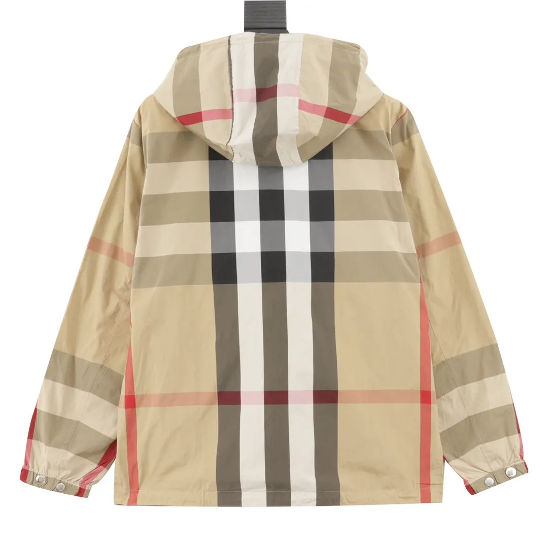 🅿️620 Burberry/Burberry classic large plaid double-sided hooded jacket. Custom-woven and dyed plaid fabric, with multiple alignment stitching operations throughout the body, causing great fabric loss! Compared with the damage of the old small plaid jacket, the alignment loss of the new large plaid jacket is calculated on a piece-by-piece basis. In order to align, all pieces are cut manually (that is, cut piece by piece by hand), which is extremely labor intensive, just to perfectly restore the original effect! Small details directly distinguish the off-the-shelf versions on the market! The black sided chest label is the new version of BBR's chest label, which took three times of pattern making and adjustment. There are no ready-made accessories on the market. Hardware drawstrings and other accessories are all independently customized, with new wash marks. The highest version, feel free to compare with the original version! Size：XS-L