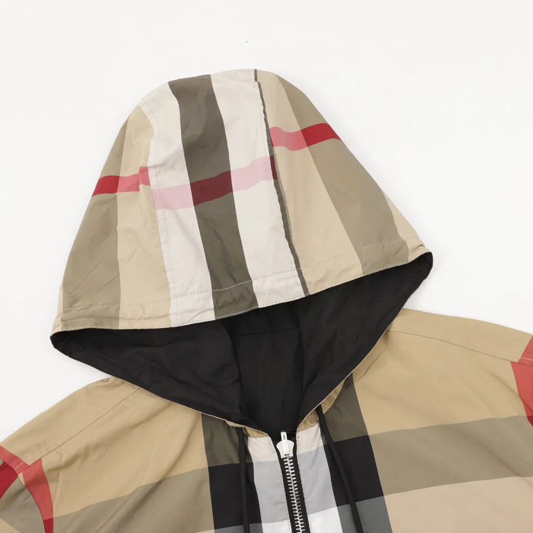 🅿️620 Burberry/Burberry classic large plaid double-sided hooded jacket. Custom-woven and dyed plaid fabric, with multiple alignment stitching operations throughout the body, causing great fabric loss! Compared with the damage of the old small plaid jacket, the alignment loss of the new large plaid jacket is calculated on a piece-by-piece basis. In order to align, all pieces are cut manually (that is, cut piece by piece by hand), which is extremely labor intensive, just to perfectly restore the original effect! Small details directly distinguish the off-the-shelf versions on the market! The black sided chest label is the new version of BBR's chest label, which took three times of pattern making and adjustment. There are no ready-made accessories on the market. Hardware drawstrings and other accessories are all independently customized, with new wash marks. The highest version, feel free to compare with the original version! Size：XS-L
