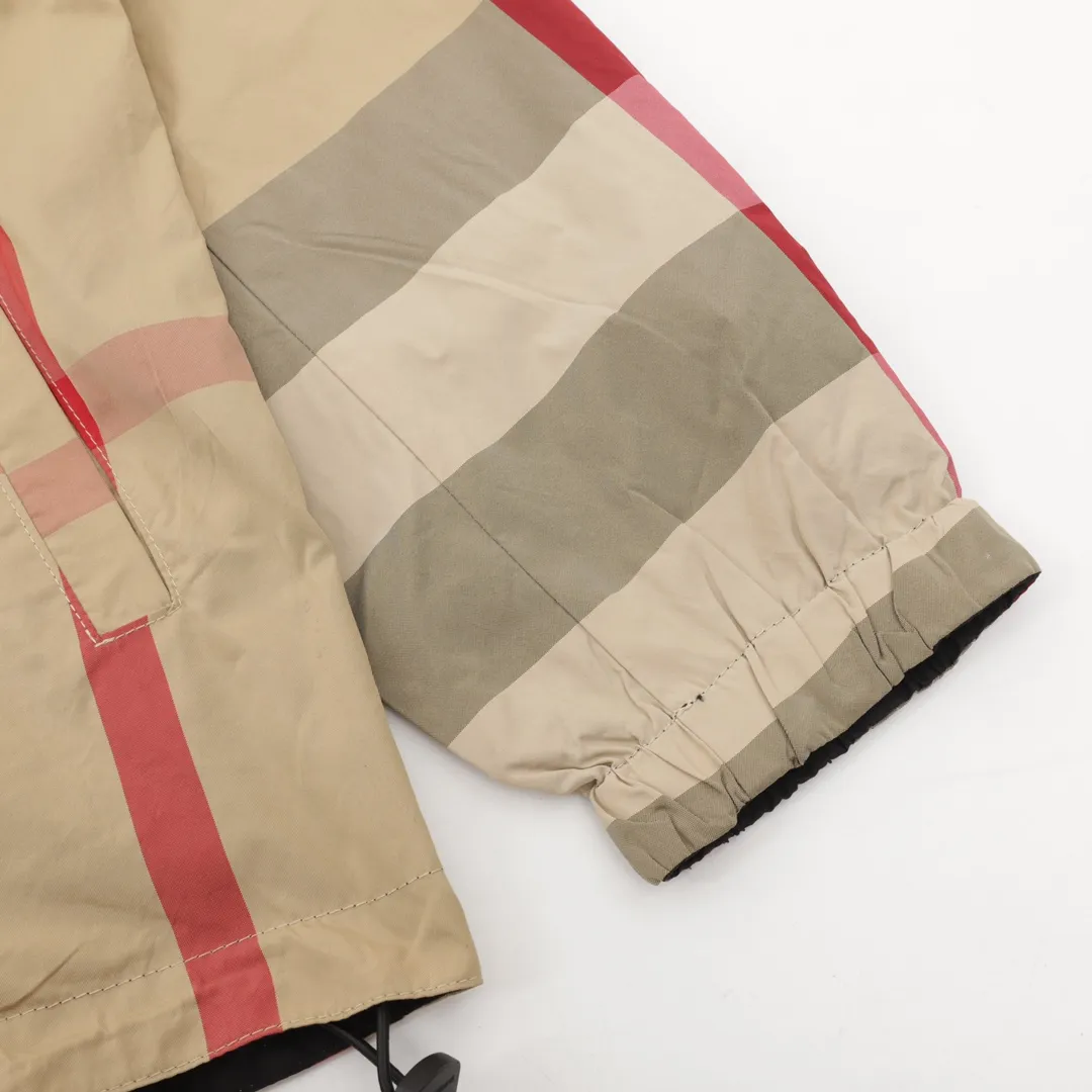 🅿️620 Burberry/Burberry classic large plaid double-sided hooded jacket. Custom-woven and dyed plaid fabric, with multiple alignment stitching operations throughout the body, causing great fabric loss! Compared with the damage of the old small plaid jacket, the alignment loss of the new large plaid jacket is calculated on a piece-by-piece basis. In order to align, all pieces are cut manually (that is, cut piece by piece by hand), which is extremely labor intensive, just to perfectly restore the original effect! Small details directly distinguish the off-the-shelf versions on the market! The black sided chest label is the new version of BBR's chest label, which took three times of pattern making and adjustment. There are no ready-made accessories on the market. Hardware drawstrings and other accessories are all independently customized, with new wash marks. The highest version, feel free to compare with the original version! Size：XS-L