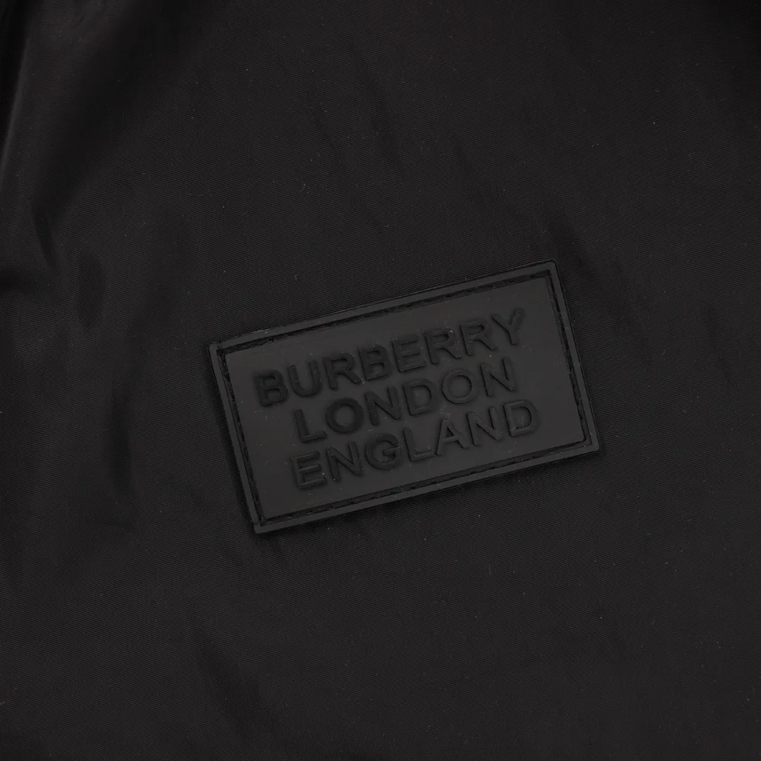 🅿️620 Burberry/Burberry classic large plaid double-sided hooded jacket. Custom-woven and dyed plaid fabric, with multiple alignment stitching operations throughout the body, causing great fabric loss! Compared with the damage of the old small plaid jacket, the alignment loss of the new large plaid jacket is calculated on a piece-by-piece basis. In order to align, all pieces are cut manually (that is, cut piece by piece by hand), which is extremely labor intensive, just to perfectly restore the original effect! Small details directly distinguish the off-the-shelf versions on the market! The black sided chest label is the new version of BBR's chest label, which took three times of pattern making and adjustment. There are no ready-made accessories on the market. Hardware drawstrings and other accessories are all independently customized, with new wash marks. The highest version, feel free to compare with the original version! Size：XS-L