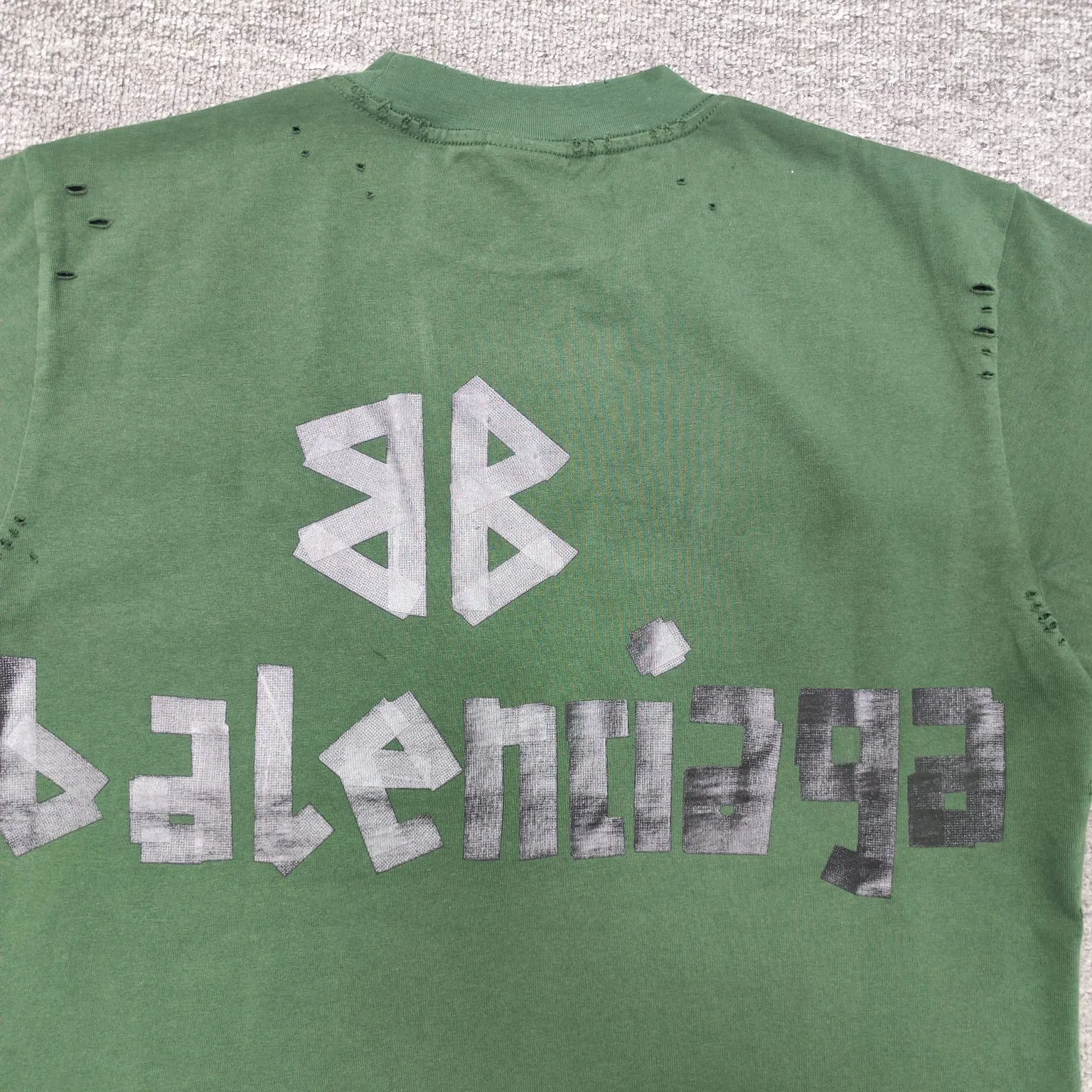 [Breaking new arrival] Top quality BALENCIAGA Paris spring and summer latest tape print washed and worn male and female couple star same style short sleeves 23ss tape tye black retro plain fabric medium version short sleeves Paris' new season's products have added the elements of artistic tape stickers, hot rhinestones and post-it notes, changing the previous minimalist printing style, this time the creativity is really laborious. The micro-OS style is friendly to both men and women. The fixed yarn and washed cotton are soft and waxy and resistant to damage. The slightly distressed worn details are a no-brainer for me who likes 𝐕𝐢𝐧𝐭𝐚𝐠𝐞. There are two styles of front and back printing. The front is like paper tape, and the back is a bright yellow graffiti painting effect, which has a strong impact on people. It looks great with denim overalls, and it’s super cool for girls to wear it with their lower body missing. Original custom-woven and dyed pure cotton material, heavily distressed. Counter 1/1; This product has a unisex design. The same oversize version for men and women·Tape Type logo on the front and back. It is characterized by heavy wear and washable effect. Color: dark green P; 140 Size: XS-L