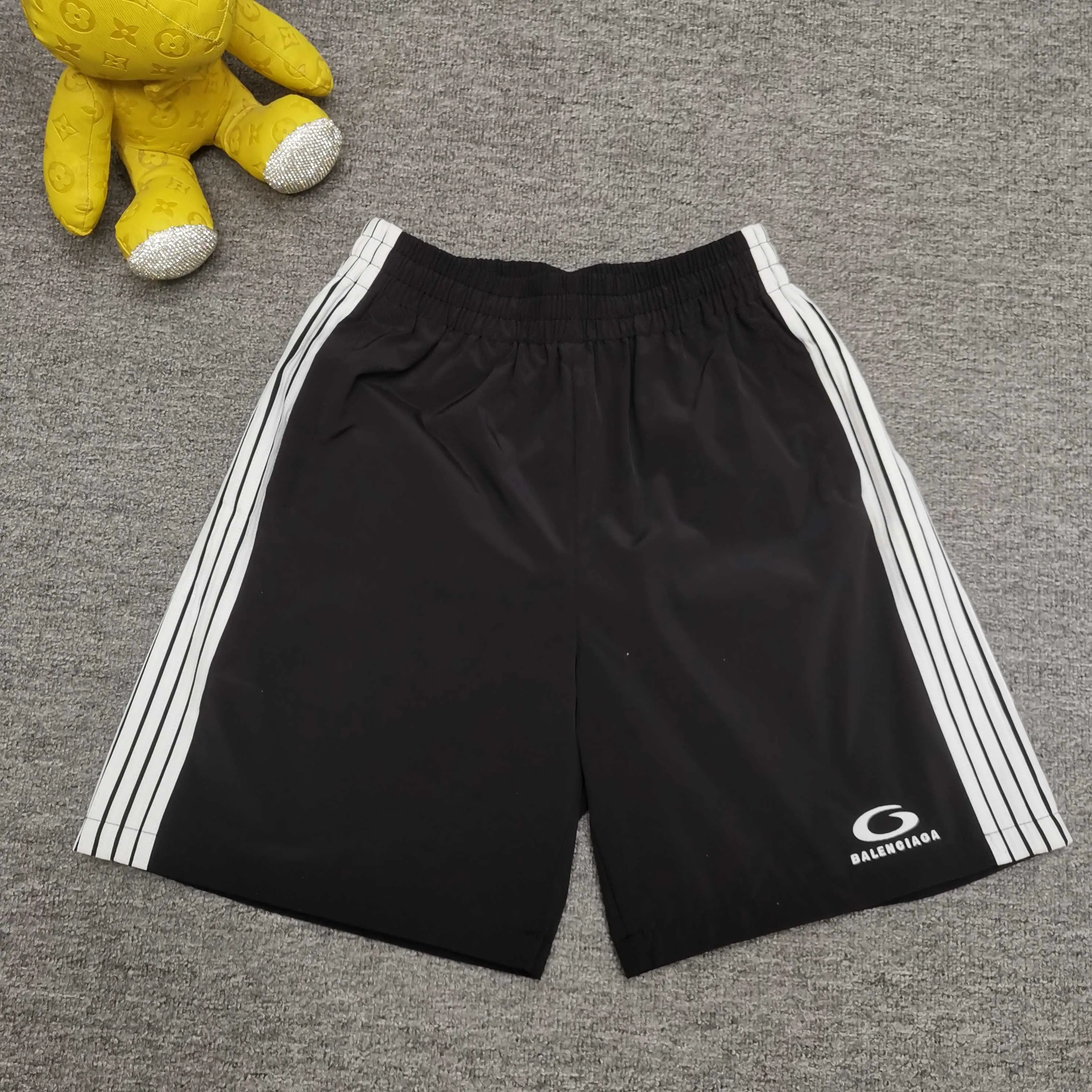 [Top version. Official website quality] BALENCI*GA/Paris classic LOGO embroidery, side drawstring nylon shorts, mesh lining, side splicing drawstrings, extra heavy craftsmanship. SS25 latest model. Research and development at the first time, different market currencies. Comparisons welcome. The fabric is made of nylon quick-drying custom-woven sports fabric, which is moisture-wicking and comfortable. The embroidery is done using imported Tajima embroidery machines. The pattern letters are clear, three-dimensional and without burrs. Different market currencies. Comparisons welcome. The version adopts a loose version. The same style for men and women. Color: Black Size: XS S M L P290