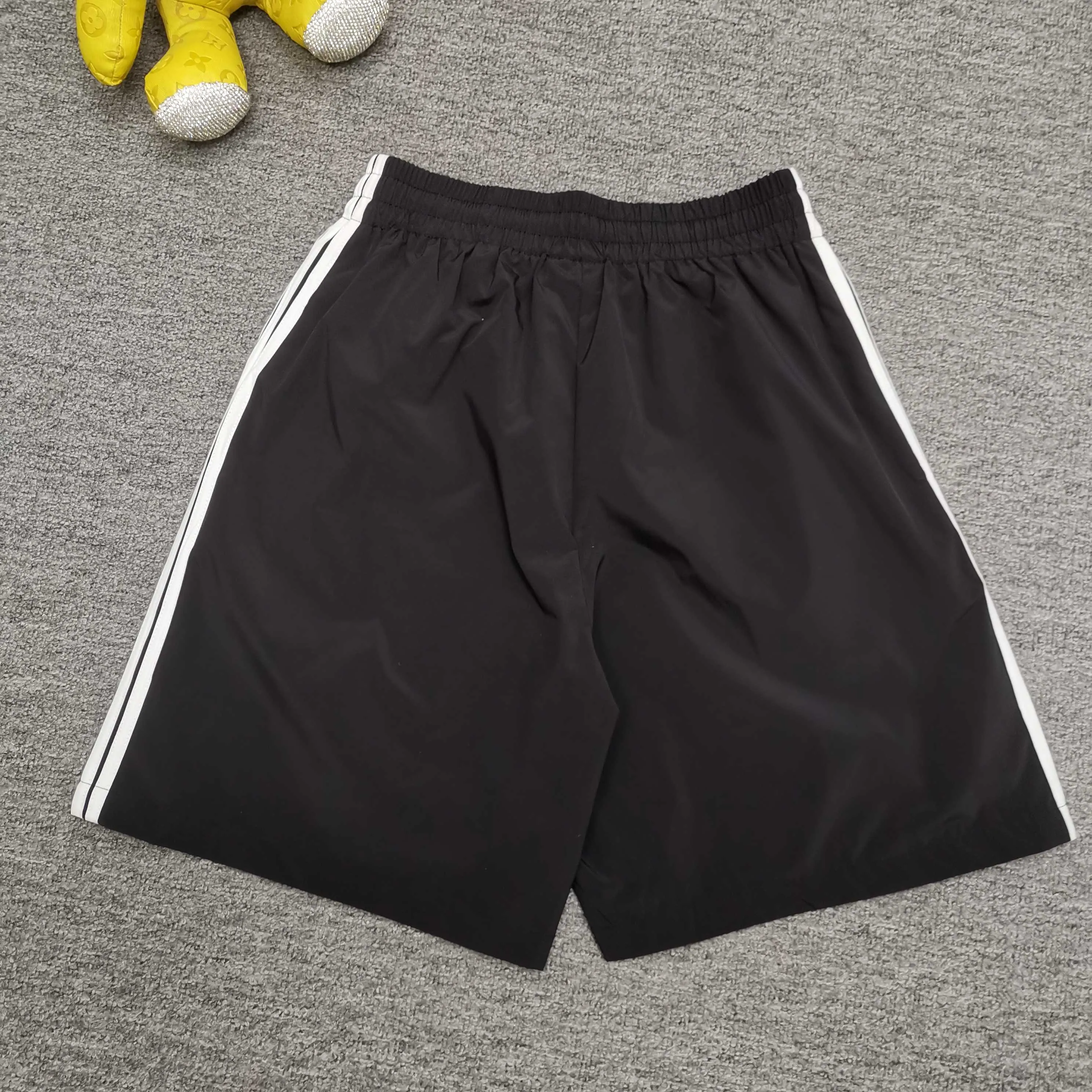 [Top version. Official website quality] BALENCI*GA/Paris classic LOGO embroidery, side drawstring nylon shorts, mesh lining, side splicing drawstrings, extra heavy craftsmanship. SS25 latest model. Research and development at the first time, different market currencies. Comparisons welcome. The fabric is made of nylon quick-drying custom-woven sports fabric, which is moisture-wicking and comfortable. The embroidery is done using imported Tajima embroidery machines. The pattern letters are clear, three-dimensional and without burrs. Different market currencies. Comparisons welcome. The version adopts a loose version. The same style for men and women. Color: Black Size: XS S M L P290