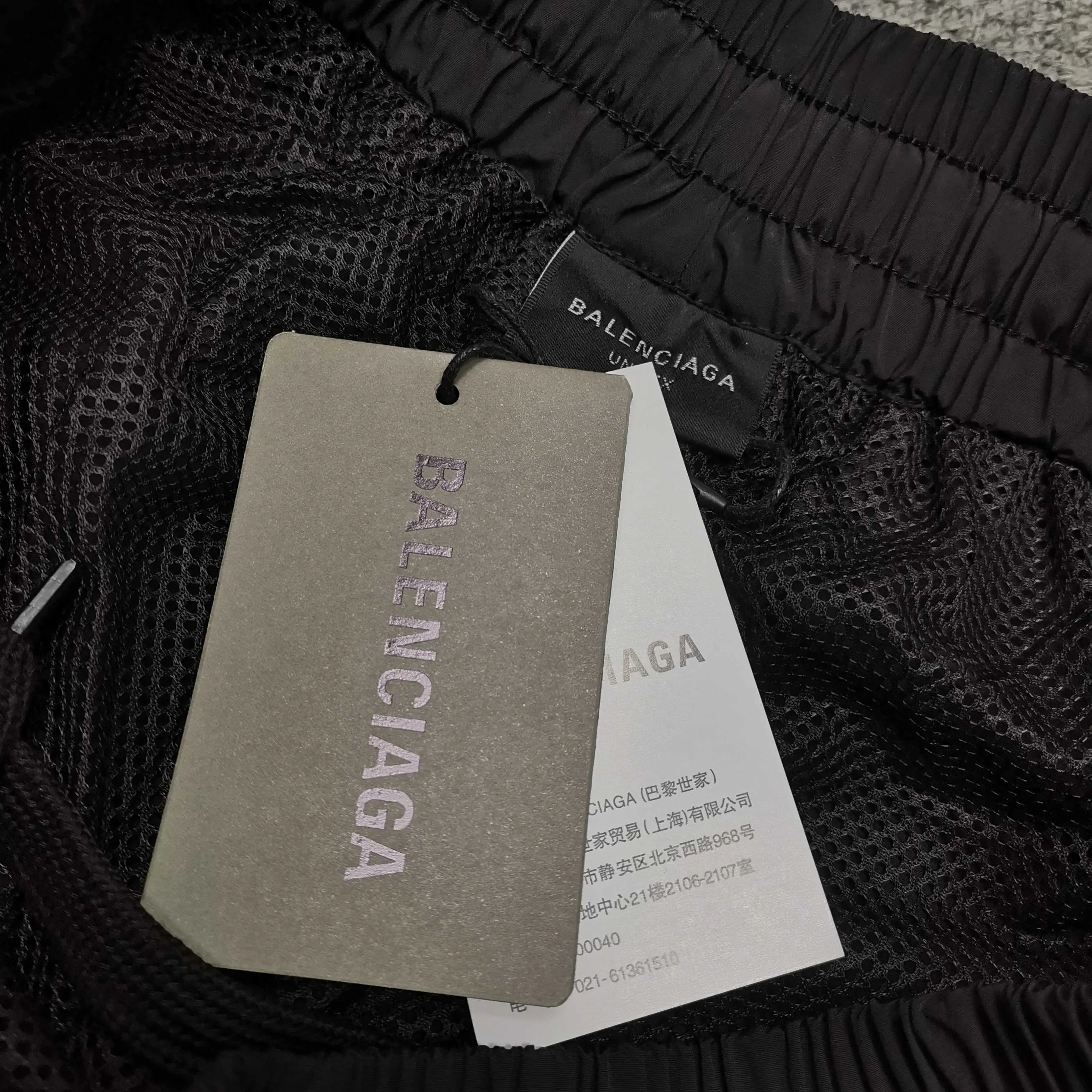 [Top version. Official website quality] BALENCI*GA/Paris classic LOGO embroidery, side drawstring nylon shorts, mesh lining, side splicing drawstrings, extra heavy craftsmanship. SS25 latest model. Research and development at the first time, different market currencies. Comparisons welcome. The fabric is made of nylon quick-drying custom-woven sports fabric, which is moisture-wicking and comfortable. The embroidery is done using imported Tajima embroidery machines. The pattern letters are clear, three-dimensional and without burrs. Different market currencies. Comparisons welcome. The version adopts a loose version. The same style for men and women. Color: Black Size: XS S M L P290