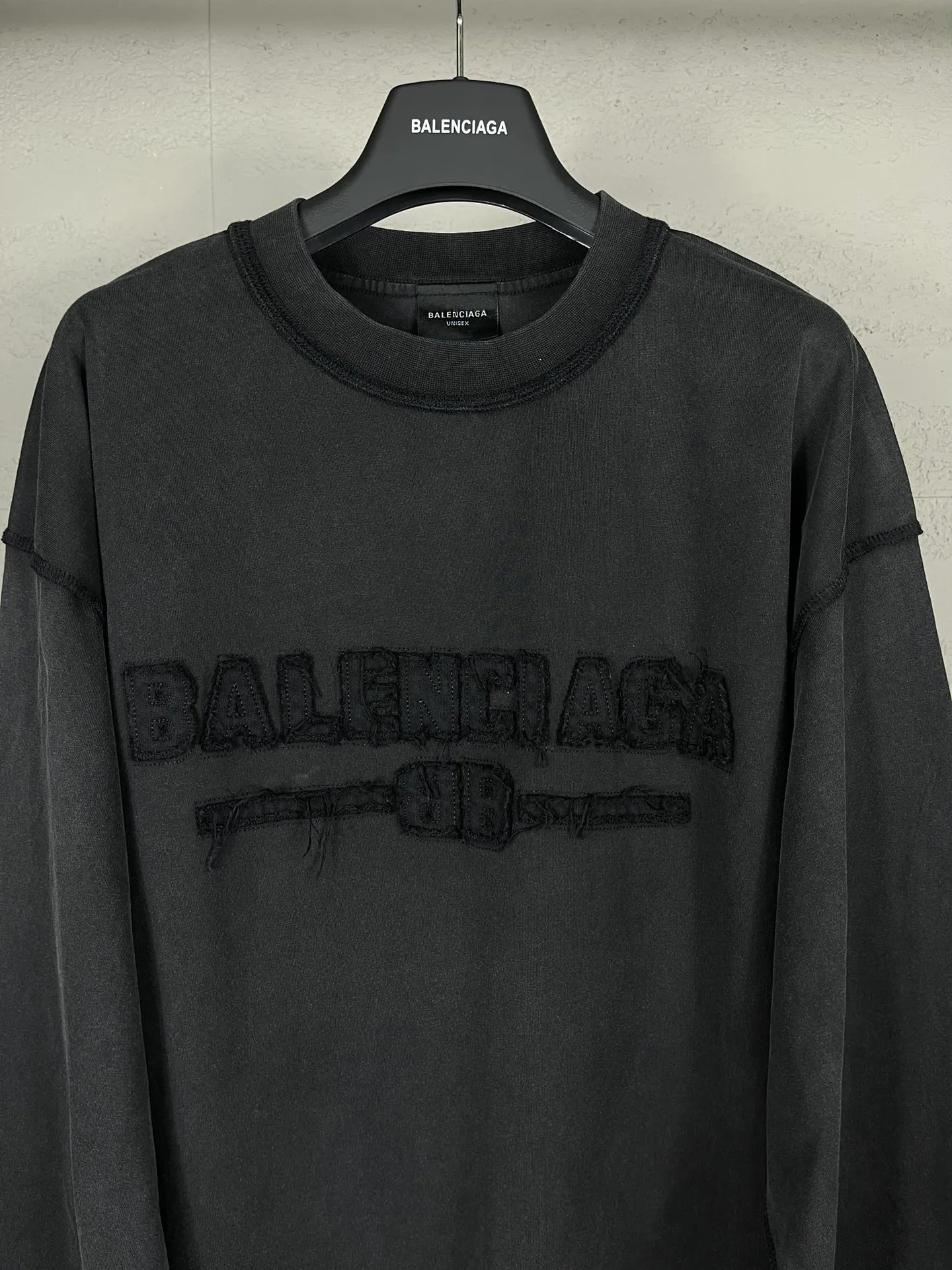🅿️230 real photos [Top version. Official website quality] BALENCI*GA/Paris #2025 new letter LOGO chest patch embroidered washed long-sleeved long-sleeved T-shirt, ready-made garments are stitched on the reverse side, ready-made garments are washed, full of design sense. Welcome to compare. The fabric is made of Paris ZP custom-woven and dyed cotton double yarn, weighing 260 grams, the cloth surface is clean. The cloth pattern is clear, soft and comfortable. The threads are dyed with no color difference. The classic letter LOGO is embroidered with imported Tajima embroidery machine. The effect is three-dimensional. Restore brick cabinets, adopt OS loose shoulder style. Same style for men and women. Code: BL255075 Color: washed black Size: XS S M L