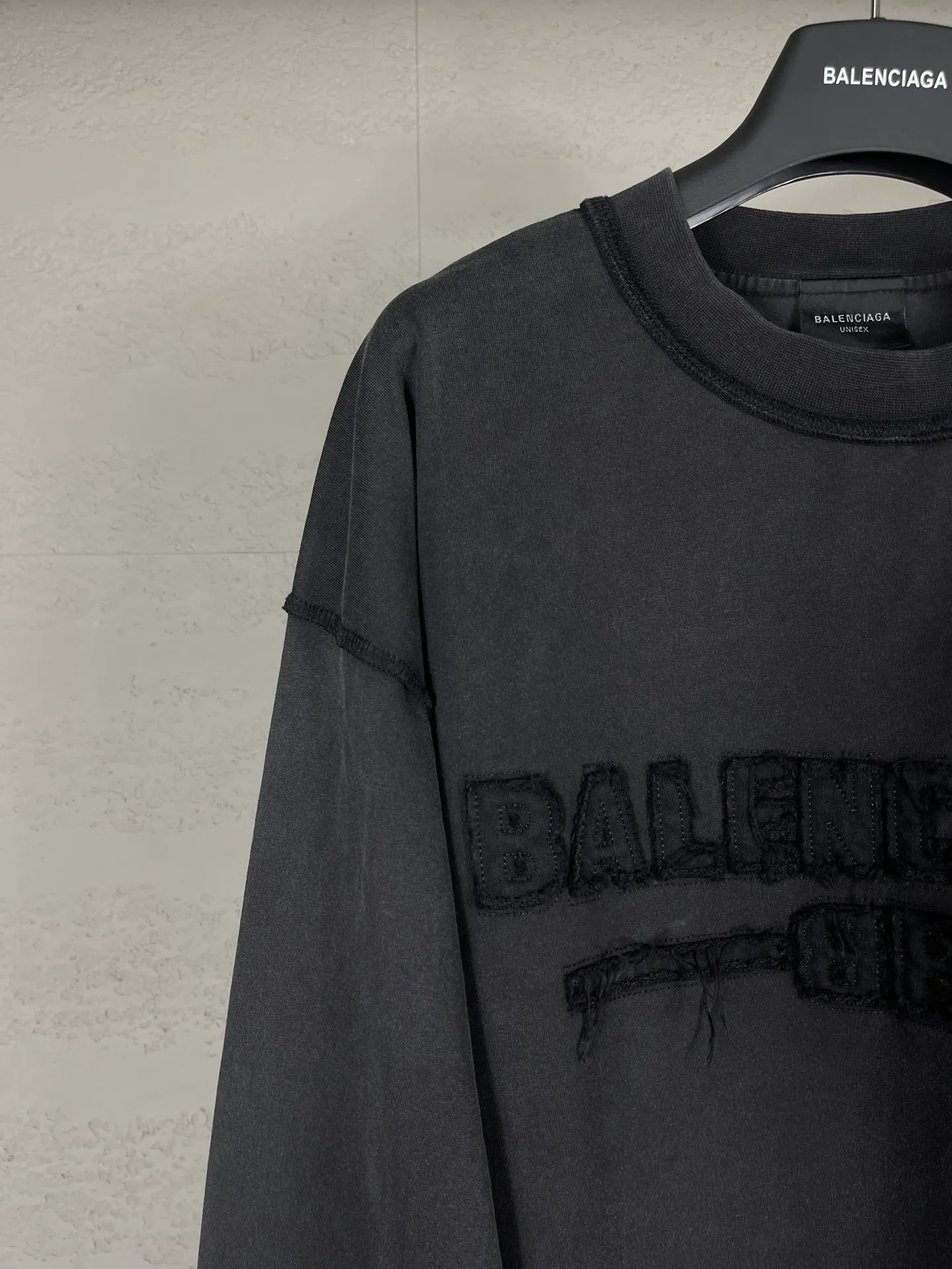 🅿️230 real photos [Top version. Official website quality] BALENCI*GA/Paris #2025 new letter LOGO chest patch embroidered washed long-sleeved long-sleeved T-shirt, ready-made garments are stitched on the reverse side, ready-made garments are washed, full of design sense. Welcome to compare. The fabric is made of Paris ZP custom-woven and dyed cotton double yarn, weighing 260 grams, the cloth surface is clean. The cloth pattern is clear, soft and comfortable. The threads are dyed with no color difference. The classic letter LOGO is embroidered with imported Tajima embroidery machine. The effect is three-dimensional. Restore brick cabinets, adopt OS loose shoulder style. Same style for men and women. Code: BL255075 Color: washed black Size: XS S M L