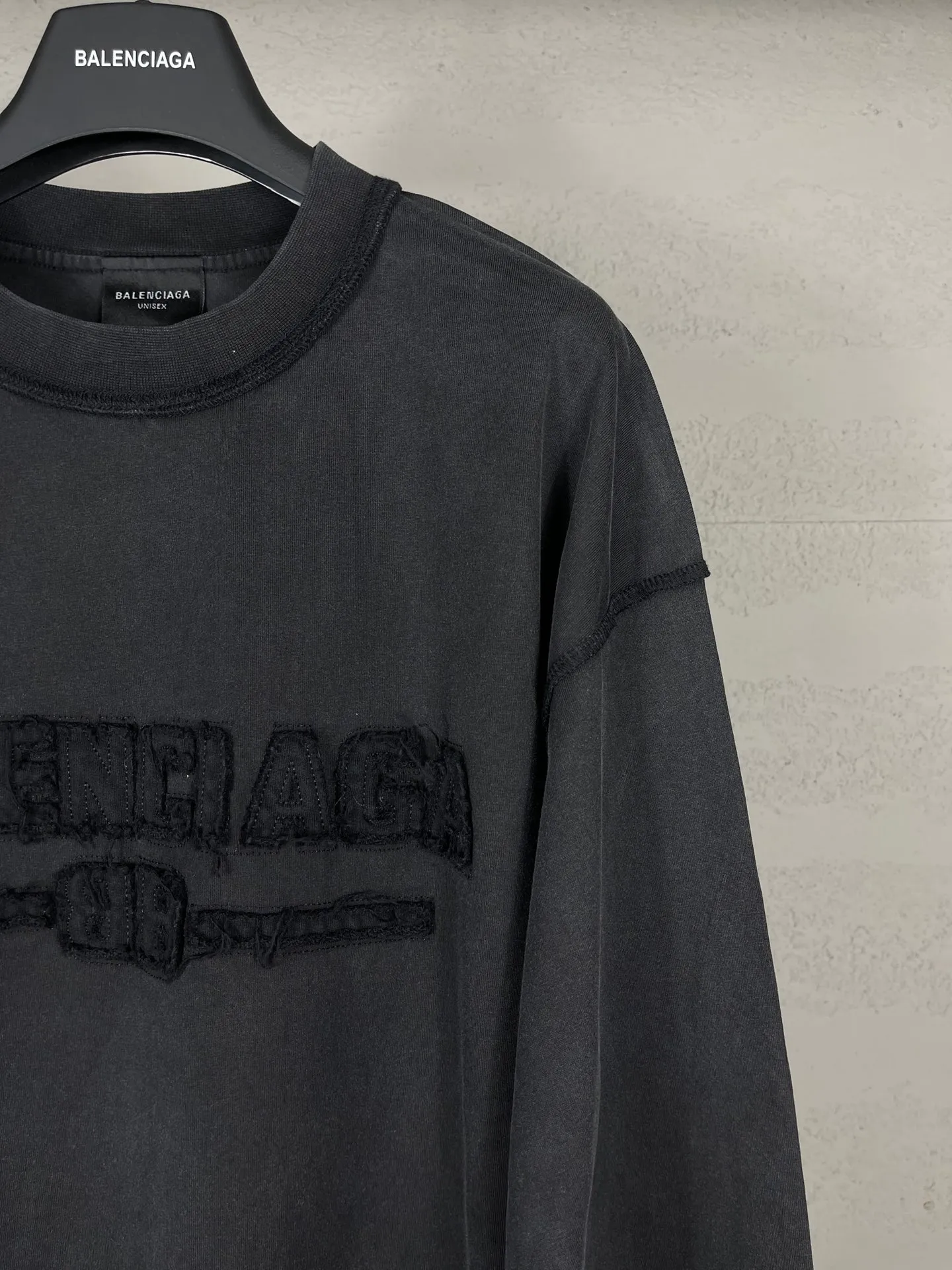 🅿️230 real photos [Top version. Official website quality] BALENCI*GA/Paris #2025 new letter LOGO chest patch embroidered washed long-sleeved long-sleeved T-shirt, ready-made garments are stitched on the reverse side, ready-made garments are washed, full of design sense. Welcome to compare. The fabric is made of Paris ZP custom-woven and dyed cotton double yarn, weighing 260 grams, the cloth surface is clean. The cloth pattern is clear, soft and comfortable. The threads are dyed with no color difference. The classic letter LOGO is embroidered with imported Tajima embroidery machine. The effect is three-dimensional. Restore brick cabinets, adopt OS loose shoulder style. Same style for men and women. Code: BL255075 Color: washed black Size: XS S M L
