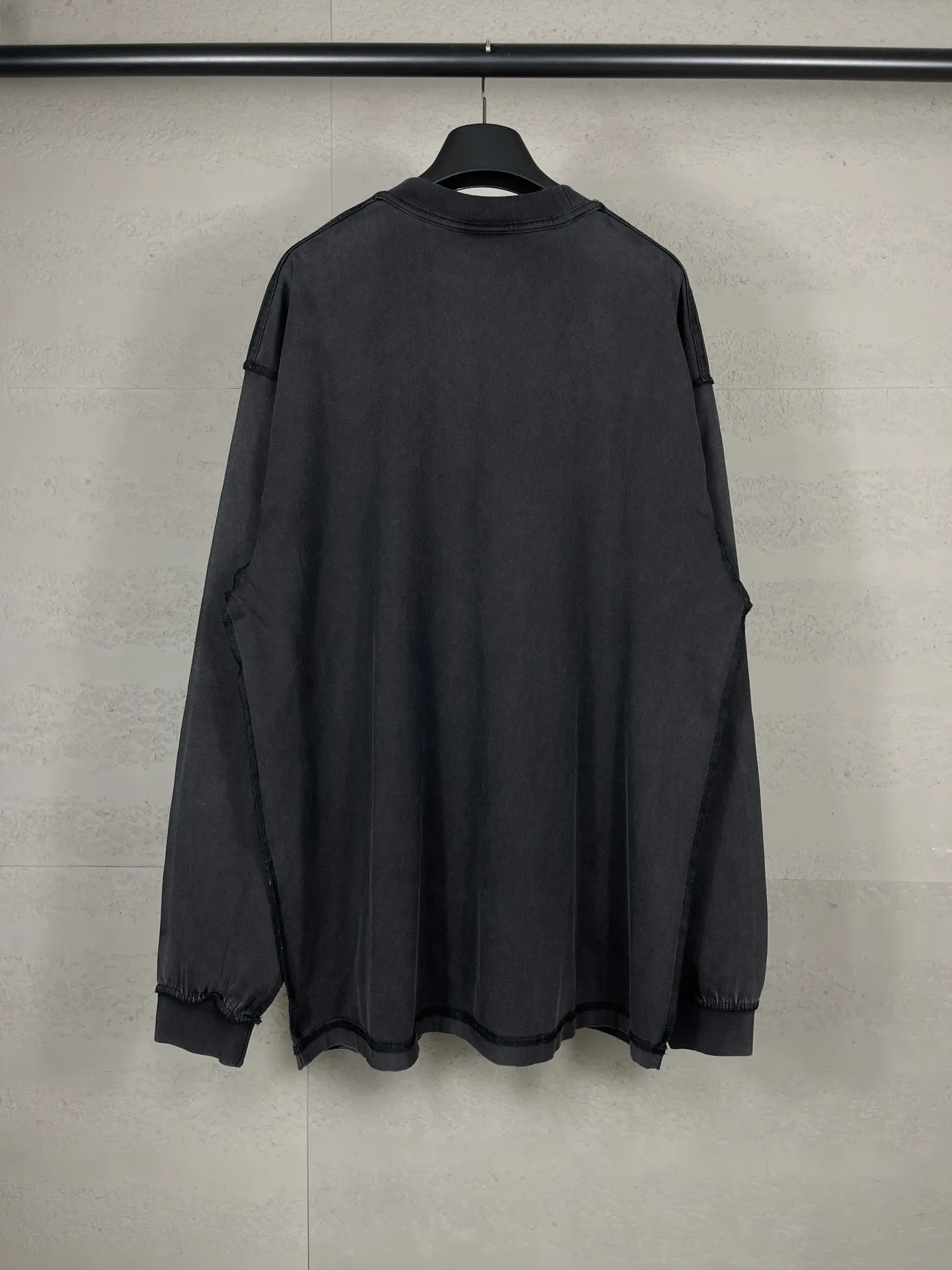 🅿️230 real photos [Top version. Official website quality] BALENCI*GA/Paris #2025 new letter LOGO chest patch embroidered washed long-sleeved long-sleeved T-shirt, ready-made garments are stitched on the reverse side, ready-made garments are washed, full of design sense. Welcome to compare. The fabric is made of Paris ZP custom-woven and dyed cotton double yarn, weighing 260 grams, the cloth surface is clean. The cloth pattern is clear, soft and comfortable. The threads are dyed with no color difference. The classic letter LOGO is embroidered with imported Tajima embroidery machine. The effect is three-dimensional. Restore brick cabinets, adopt OS loose shoulder style. Same style for men and women. Code: BL255075 Color: washed black Size: XS S M L