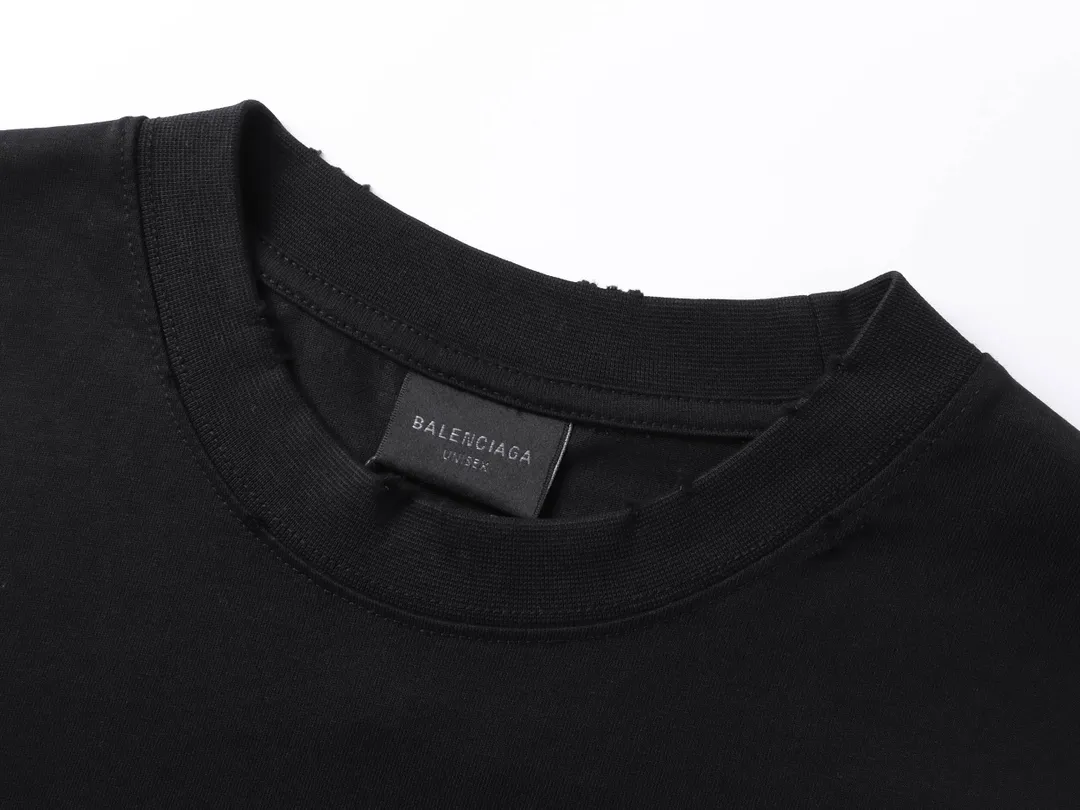 🅿️200 photos [Top version. Official website quality] BALENCI*GA/Paris co-branded musician Mini front and rear direct-injection printing worn distressed limited edition short-sleeved T-shirt #The back collar is equipped with an NFC chip SS24 latest model. Research and development at the first time, different market currencies. Comparisons welcome. The fabric is made of Paris ZP custom-woven and dyed cotton double yarn. Weighing 260 grams, the cloth surface is clean. The cloth pattern is clear, soft and comfortable. The threads are dyed with no color difference. Printing adopts computer direct printing. The garments are washed and worn to make them look old. Chip included in back collar. Jubie market currency. Welcome to compare. The version adopts OS loose shoulder design. Same style for men and women. Code: BL223611 Color: Black Size: XS S M L
