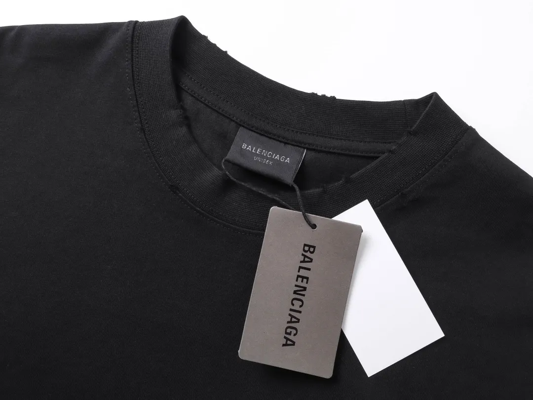 🅿️200 photos [Top version. Official website quality] BALENCI*GA/Paris co-branded musician Mini front and rear direct-injection printing worn distressed limited edition short-sleeved T-shirt #The back collar is equipped with an NFC chip SS24 latest model. Research and development at the first time, different market currencies. Comparisons welcome. The fabric is made of Paris ZP custom-woven and dyed cotton double yarn. Weighing 260 grams, the cloth surface is clean. The cloth pattern is clear, soft and comfortable. The threads are dyed with no color difference. Printing adopts computer direct printing. The garments are washed and worn to make them look old. Chip included in back collar. Jubie market currency. Welcome to compare. The version adopts OS loose shoulder design. Same style for men and women. Code: BL223611 Color: Black Size: XS S M L