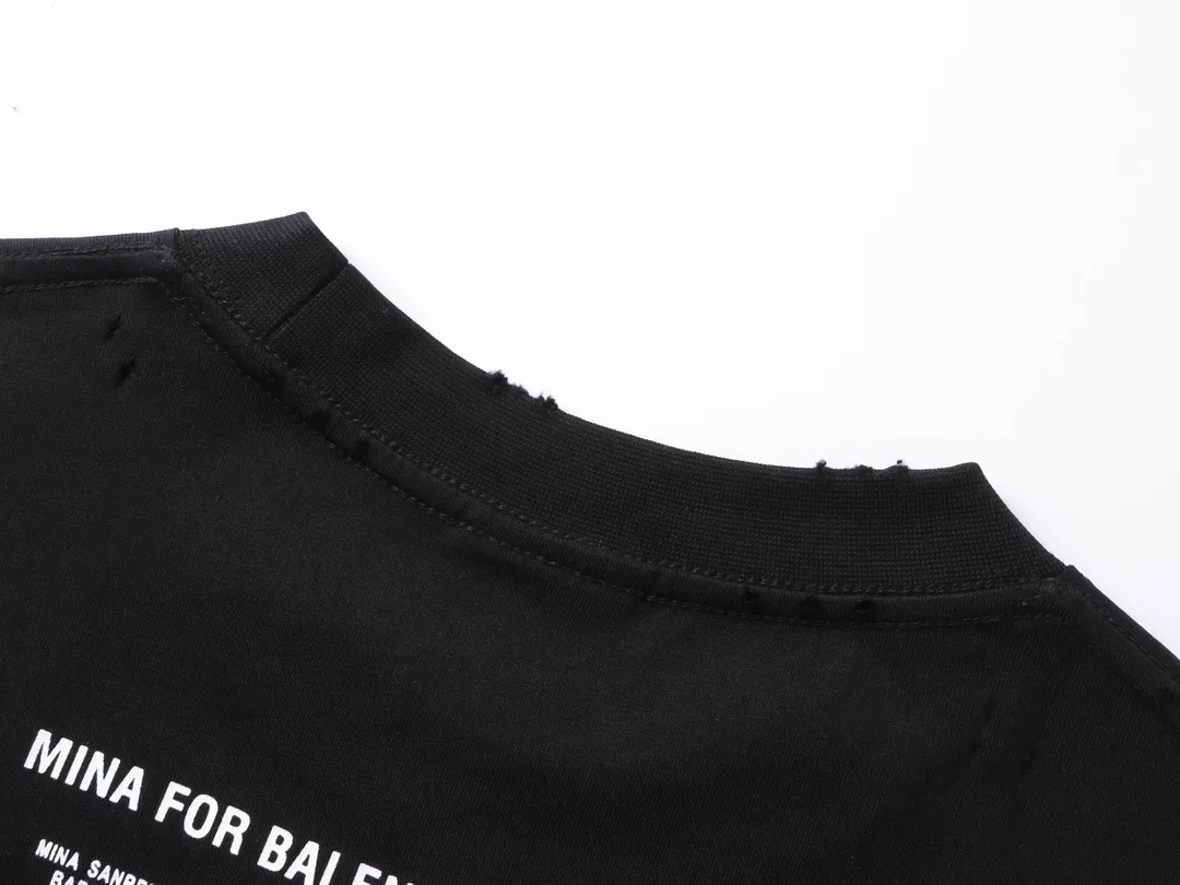🅿️200 photos [Top version. Official website quality] BALENCI*GA/Paris co-branded musician Mini front and rear direct-injection printing worn distressed limited edition short-sleeved T-shirt #The back collar is equipped with an NFC chip SS24 latest model. Research and development at the first time, different market currencies. Comparisons welcome. The fabric is made of Paris ZP custom-woven and dyed cotton double yarn. Weighing 260 grams, the cloth surface is clean. The cloth pattern is clear, soft and comfortable. The threads are dyed with no color difference. Printing adopts computer direct printing. The garments are washed and worn to make them look old. Chip included in back collar. Jubie market currency. Welcome to compare. The version adopts OS loose shoulder design. Same style for men and women. Code: BL223611 Color: Black Size: XS S M L