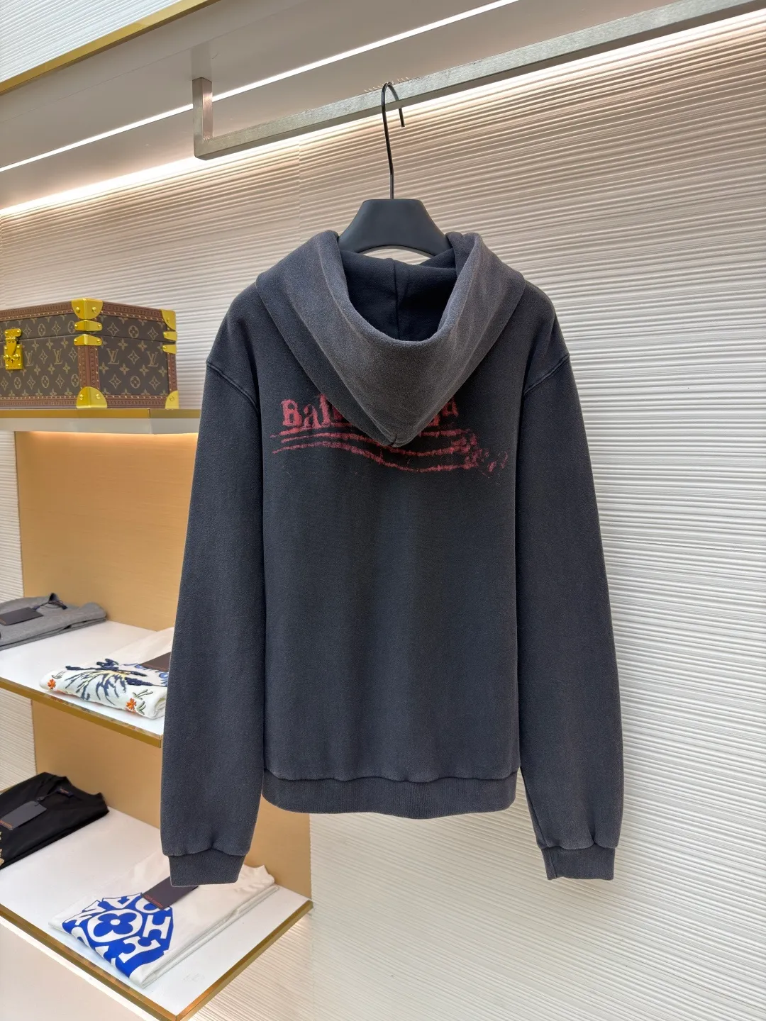 Balenciaga printed washed zipper jacket ●Original version: purchased and developed for 10400 ●Item number: 1682401-B05 ●Fabric: stone-ground cloud soft cotton fabric ●Technology: glue graffiti printing ●Color: washed gray ●Version: fitted version ●Weight: about 700 grams ●Size: S-M-L-XL ●Description: Customized natural stone-ground cloud soft cotton with excellent texture and comfortable skin fit The main tone is rich and pure washed black, making distressing the ultimate expression of street aesthetics. The front and back are decorated with washed crayon political artwork prints. Graffiti are developed in the fading. Every inch of wear is a deliberate accident. Use color conflict to create visual tension. Become a silent riot. The ultimate expression of street aesthetics. Imperfect is perfect. Use glue graffiti printing. Template machine bag opening The preset template guides the position, shape and size of the bag opening. The accuracy ensures the quality of the bag opening effect. Heavy washing uses a special solution to remove stains and slight fading, and then snowflake washing uses strong washing to remove fading and make the color more uniform. The overall wiring is straight and delicate, the fabric is comfortable and soft, and the color is consistent without color difference. It can be matched with the same style to create a fashionable look and control various occasions. Customized accessories, complete with three standards, same style for men and women!