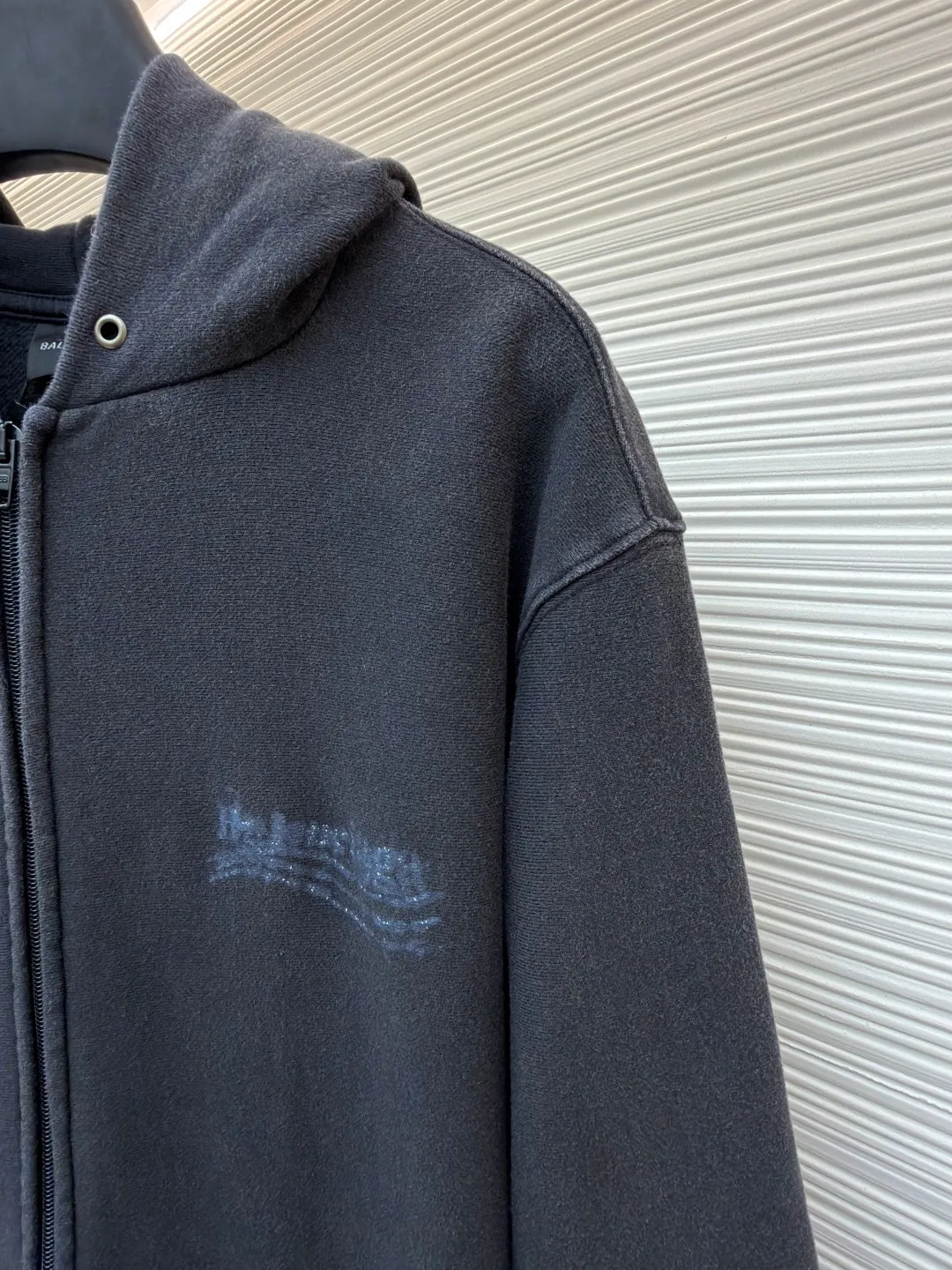 Balenciaga printed washed zipper jacket ●Original version: purchased and developed for 10400 ●Item number: 1682401-B05 ●Fabric: stone-ground cloud soft cotton fabric ●Technology: glue graffiti printing ●Color: washed gray ●Version: fitted version ●Weight: about 700 grams ●Size: S-M-L-XL ●Description: Customized natural stone-ground cloud soft cotton with excellent texture and comfortable skin fit The main tone is rich and pure washed black, making distressing the ultimate expression of street aesthetics. The front and back are decorated with washed crayon political artwork prints. Graffiti are developed in the fading. Every inch of wear is a deliberate accident. Use color conflict to create visual tension. Become a silent riot. The ultimate expression of street aesthetics. Imperfect is perfect. Use glue graffiti printing. Template machine bag opening The preset template guides the position, shape and size of the bag opening. The accuracy ensures the quality of the bag opening effect. Heavy washing uses a special solution to remove stains and slight fading, and then snowflake washing uses strong washing to remove fading and make the color more uniform. The overall wiring is straight and delicate, the fabric is comfortable and soft, and the color is consistent without color difference. It can be matched with the same style to create a fashionable look and control various occasions. Customized accessories, complete with three standards, same style for men and women!