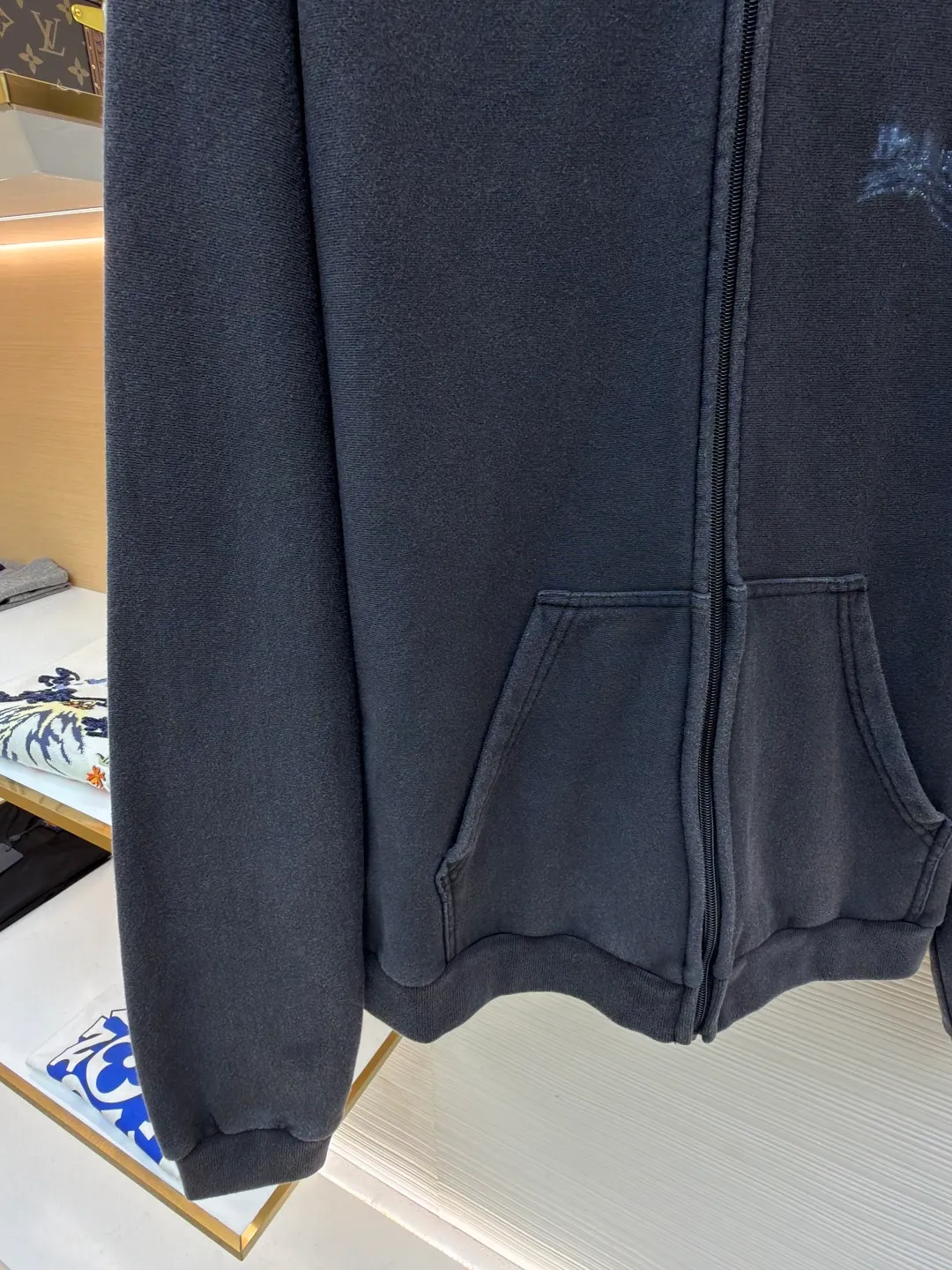 Balenciaga printed washed zipper jacket ●Original version: purchased and developed for 10400 ●Item number: 1682401-B05 ●Fabric: stone-ground cloud soft cotton fabric ●Technology: glue graffiti printing ●Color: washed gray ●Version: fitted version ●Weight: about 700 grams ●Size: S-M-L-XL ●Description: Customized natural stone-ground cloud soft cotton with excellent texture and comfortable skin fit The main tone is rich and pure washed black, making distressing the ultimate expression of street aesthetics. The front and back are decorated with washed crayon political artwork prints. Graffiti are developed in the fading. Every inch of wear is a deliberate accident. Use color conflict to create visual tension. Become a silent riot. The ultimate expression of street aesthetics. Imperfect is perfect. Use glue graffiti printing. Template machine bag opening The preset template guides the position, shape and size of the bag opening. The accuracy ensures the quality of the bag opening effect. Heavy washing uses a special solution to remove stains and slight fading, and then snowflake washing uses strong washing to remove fading and make the color more uniform. The overall wiring is straight and delicate, the fabric is comfortable and soft, and the color is consistent without color difference. It can be matched with the same style to create a fashionable look and control various occasions. Customized accessories, complete with three standards, same style for men and women!