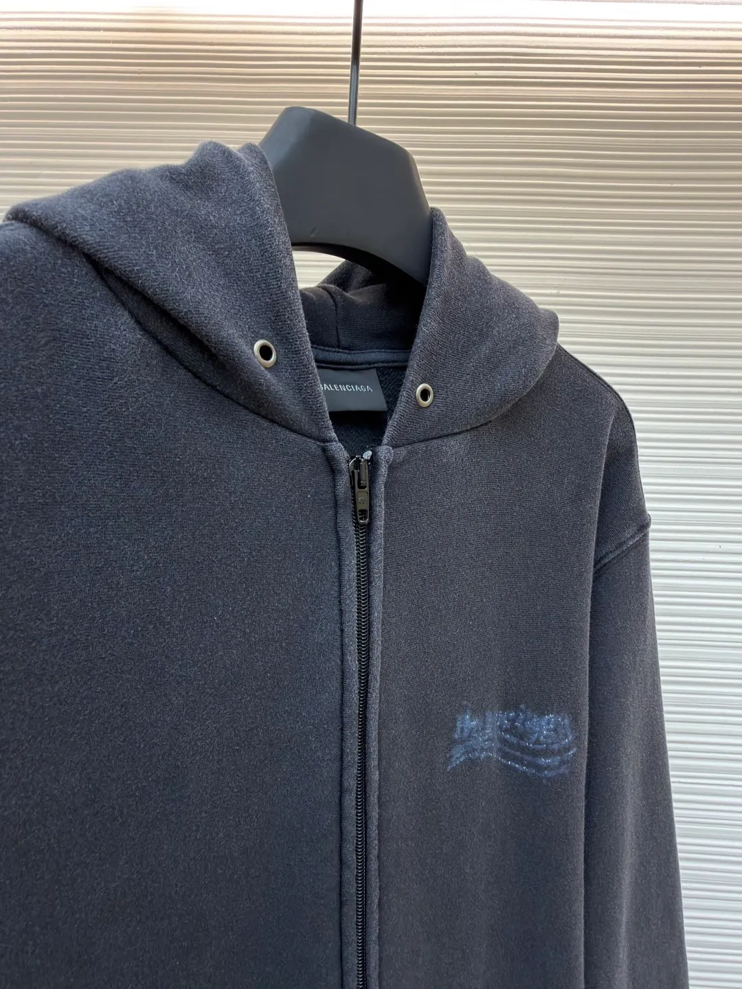 Balenciaga printed washed zipper jacket ●Original version: purchased and developed for 10400 ●Item number: 1682401-B05 ●Fabric: stone-ground cloud soft cotton fabric ●Technology: glue graffiti printing ●Color: washed gray ●Version: fitted version ●Weight: about 700 grams ●Size: S-M-L-XL ●Description: Customized natural stone-ground cloud soft cotton with excellent texture and comfortable skin fit The main tone is rich and pure washed black, making distressing the ultimate expression of street aesthetics. The front and back are decorated with washed crayon political artwork prints. Graffiti are developed in the fading. Every inch of wear is a deliberate accident. Use color conflict to create visual tension. Become a silent riot. The ultimate expression of street aesthetics. Imperfect is perfect. Use glue graffiti printing. Template machine bag opening The preset template guides the position, shape and size of the bag opening. The accuracy ensures the quality of the bag opening effect. Heavy washing uses a special solution to remove stains and slight fading, and then snowflake washing uses strong washing to remove fading and make the color more uniform. The overall wiring is straight and delicate, the fabric is comfortable and soft, and the color is consistent without color difference. It can be matched with the same style to create a fashionable look and control various occasions. Customized accessories, complete with three standards, same style for men and women!